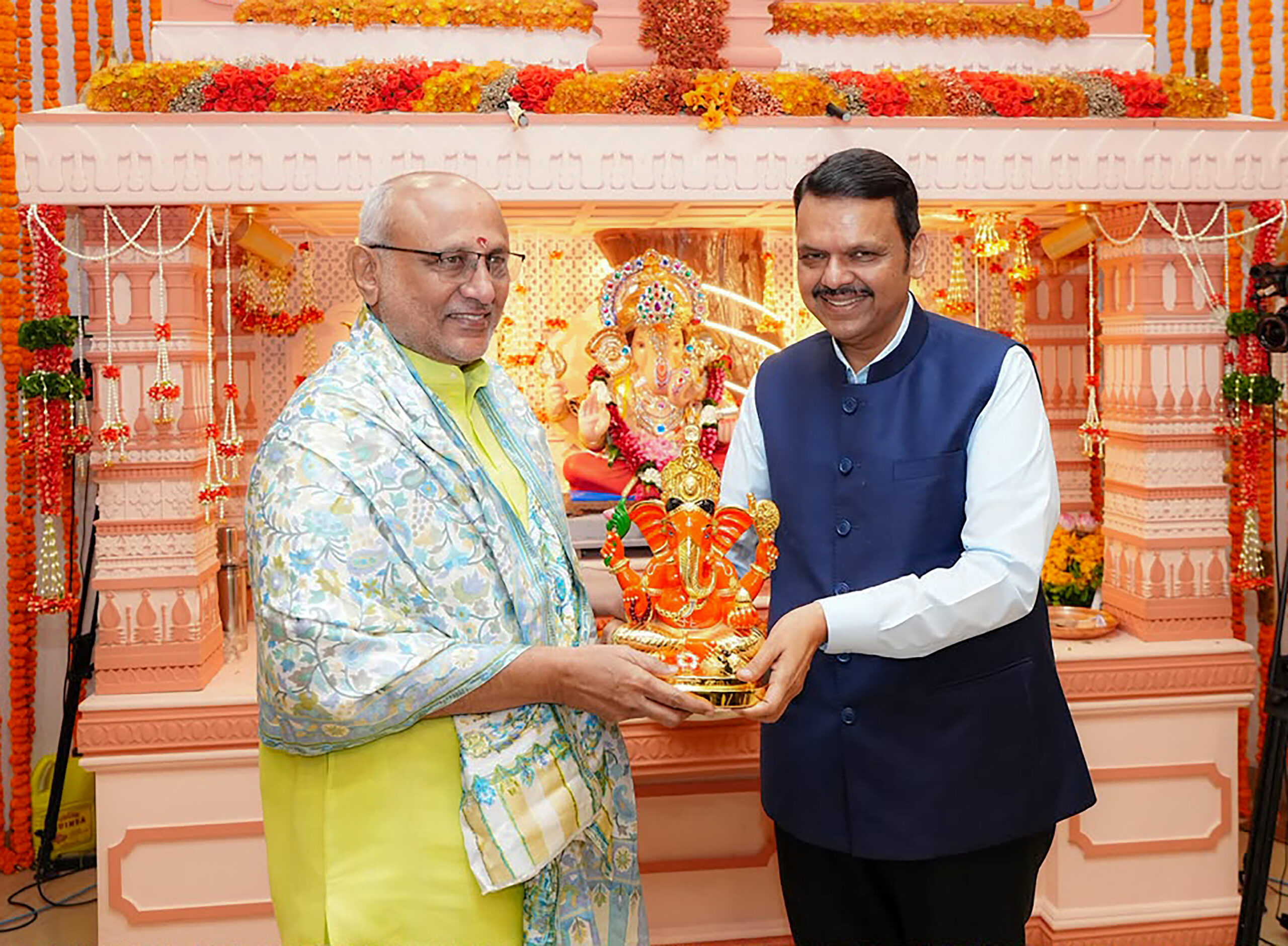 Mumbai: Vice President offers prayers at CM Fadnavis residence #Gallery Mumbai: Vice President offers prayers at CM Fadnavis residence #Gallery
