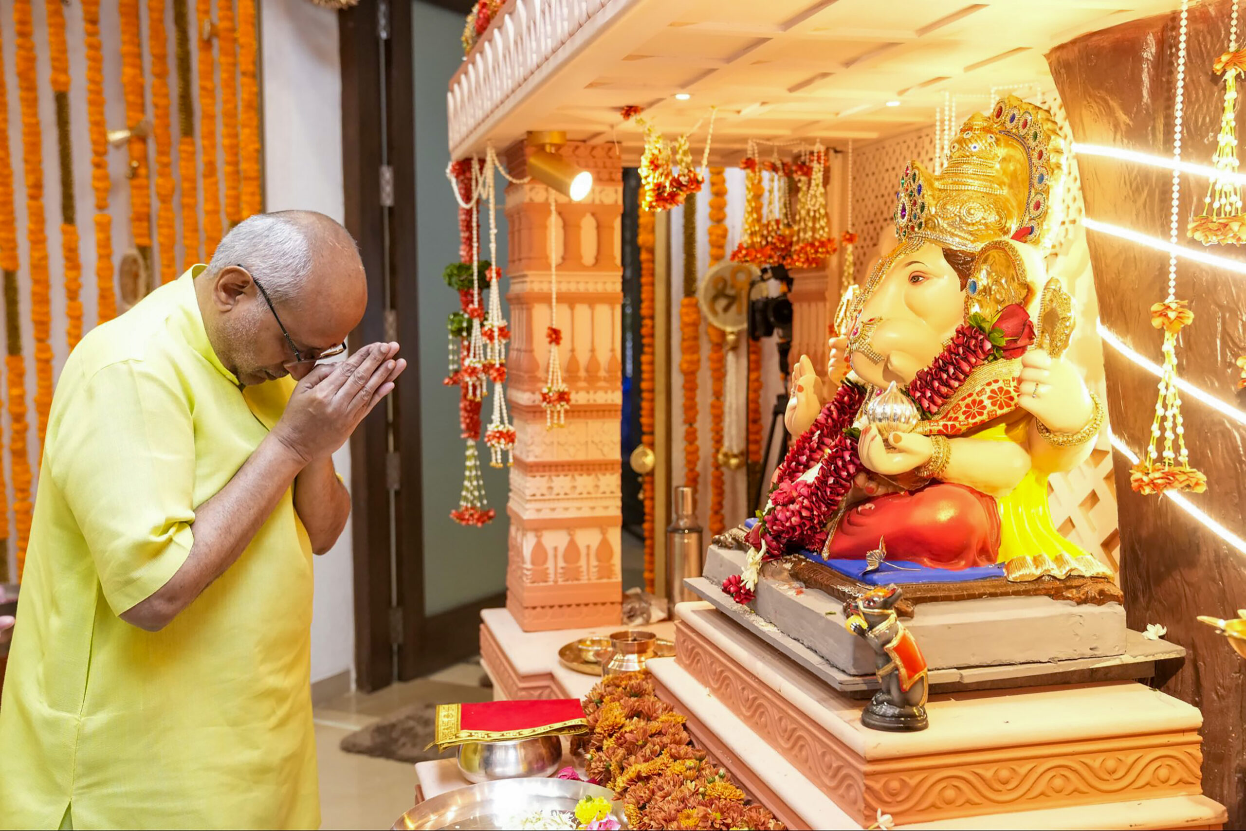 Mumbai: Vice President offers prayers at CM Fadnavis residence #Gallery Mumbai: Vice President offers prayers at CM Fadnavis residence #Gallery