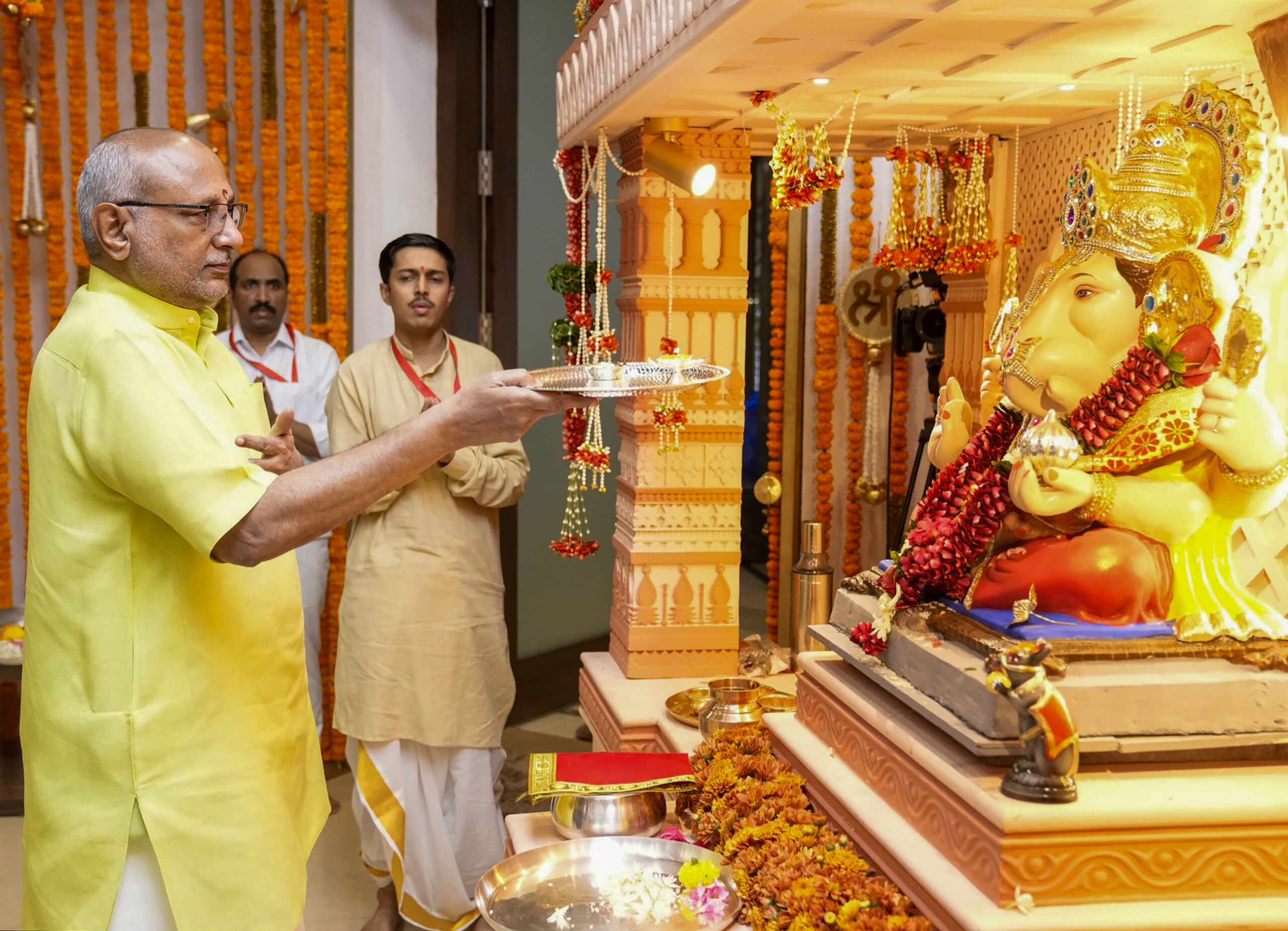 Mumbai: Vice President offers prayers at CM Fadnavis residence #Gallery Mumbai: Vice President offers prayers at CM Fadnavis residence #Gallery