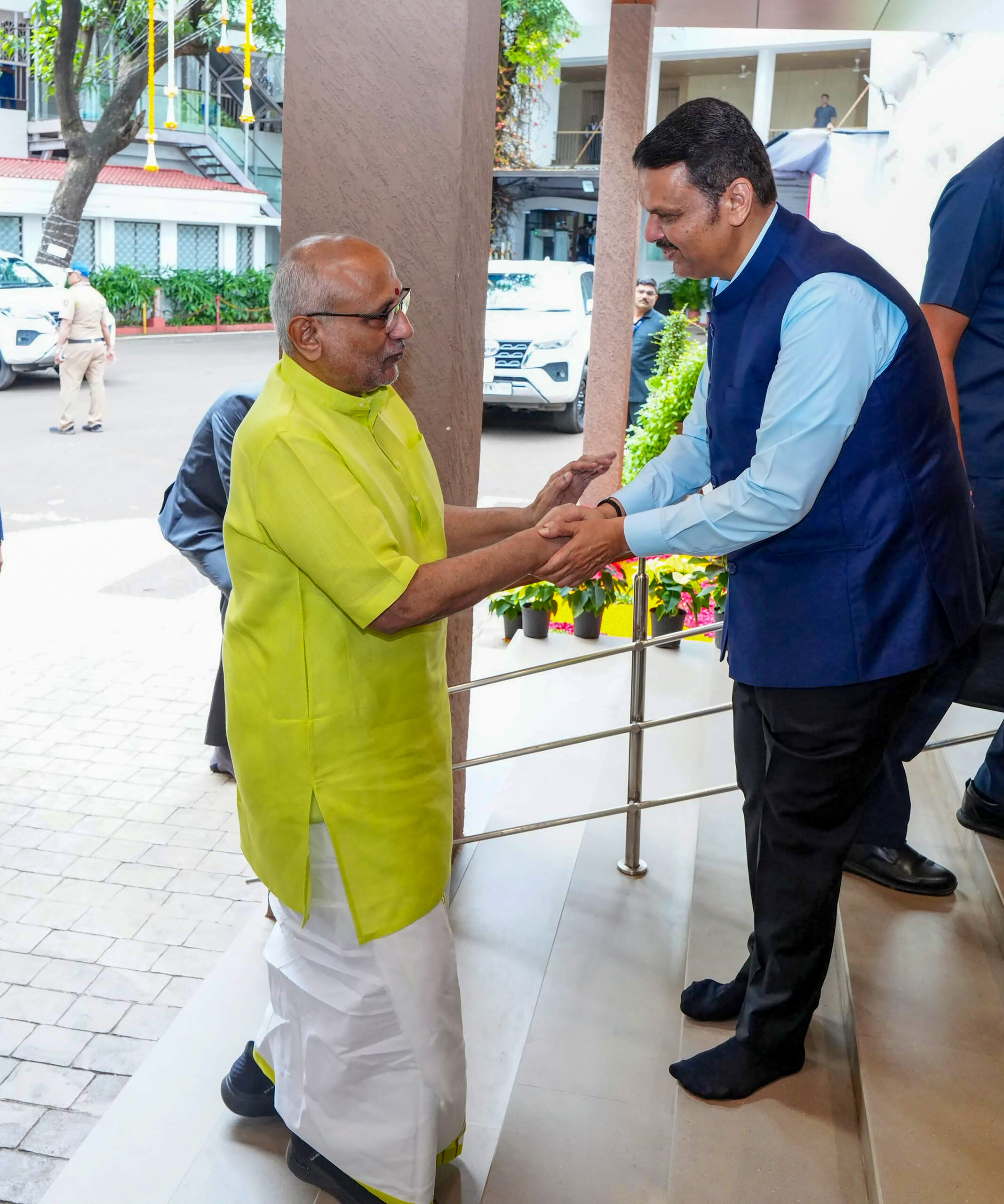 Mumbai: CM Fadnavis welcomes CP Radhakrishnan at Varsha Bungalow #Gallery Mumbai: CM Fadnavis welcomes CP Radhakrishnan at Varsha Bungalow #Gallery