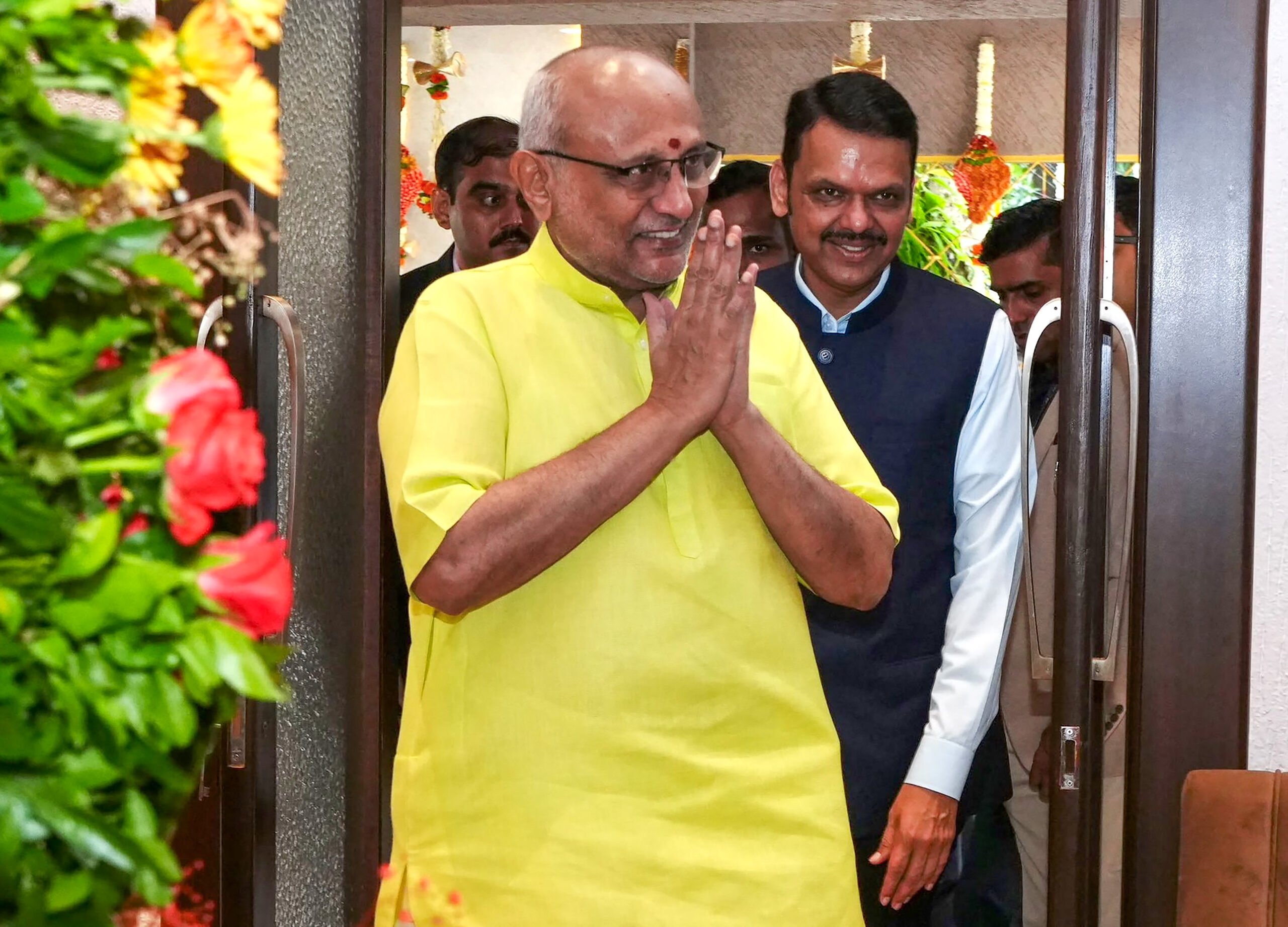 Mumbai: CM Fadnavis welcomes CP Radhakrishnan at Varsha Bungalow #Gallery Mumbai: CM Fadnavis welcomes CP Radhakrishnan at Varsha Bungalow #Gallery