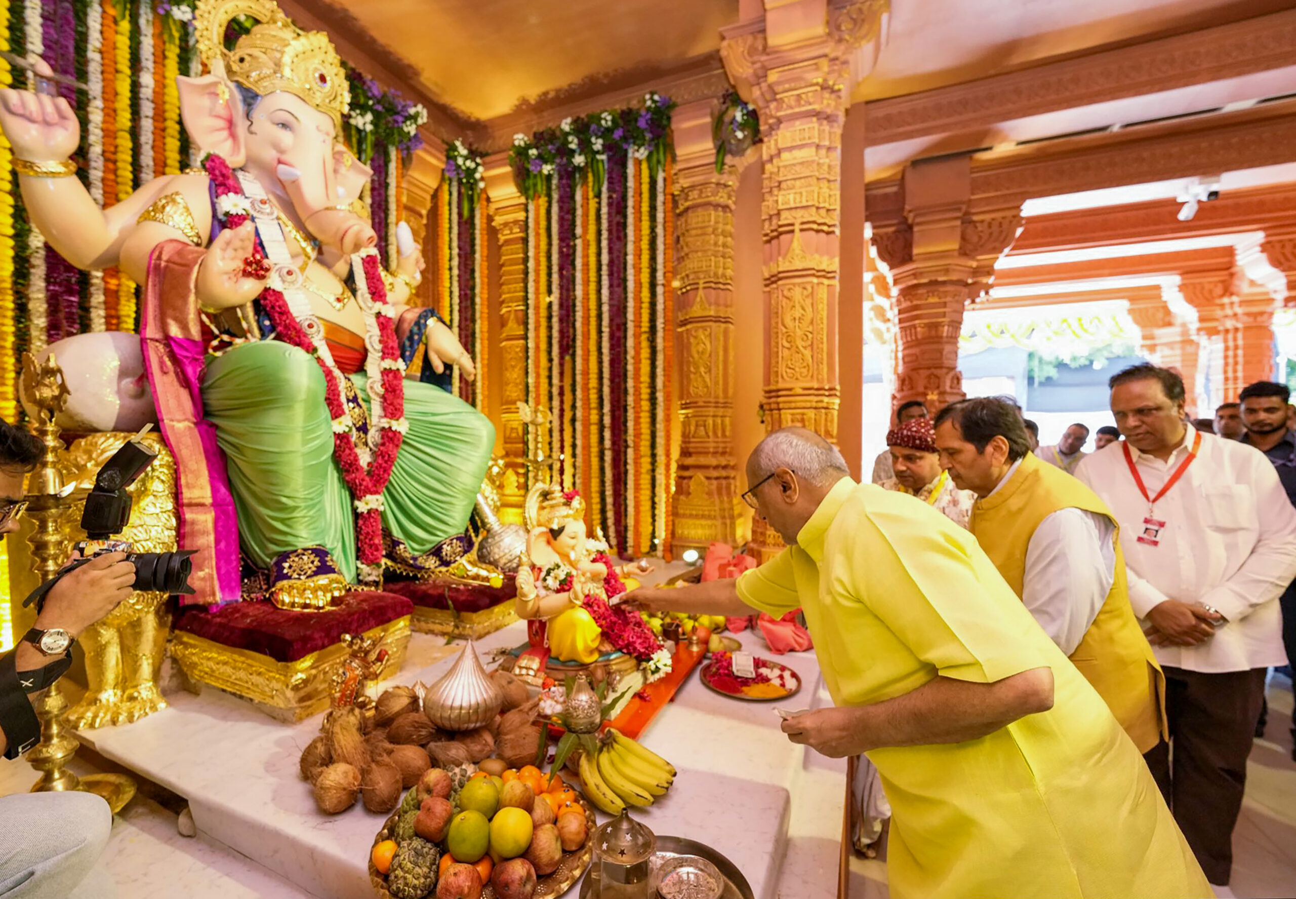 Mumbai: Vice President offers Ganpati prayers #Gallery Mumbai: Vice President offers Ganpati prayers #Gallery