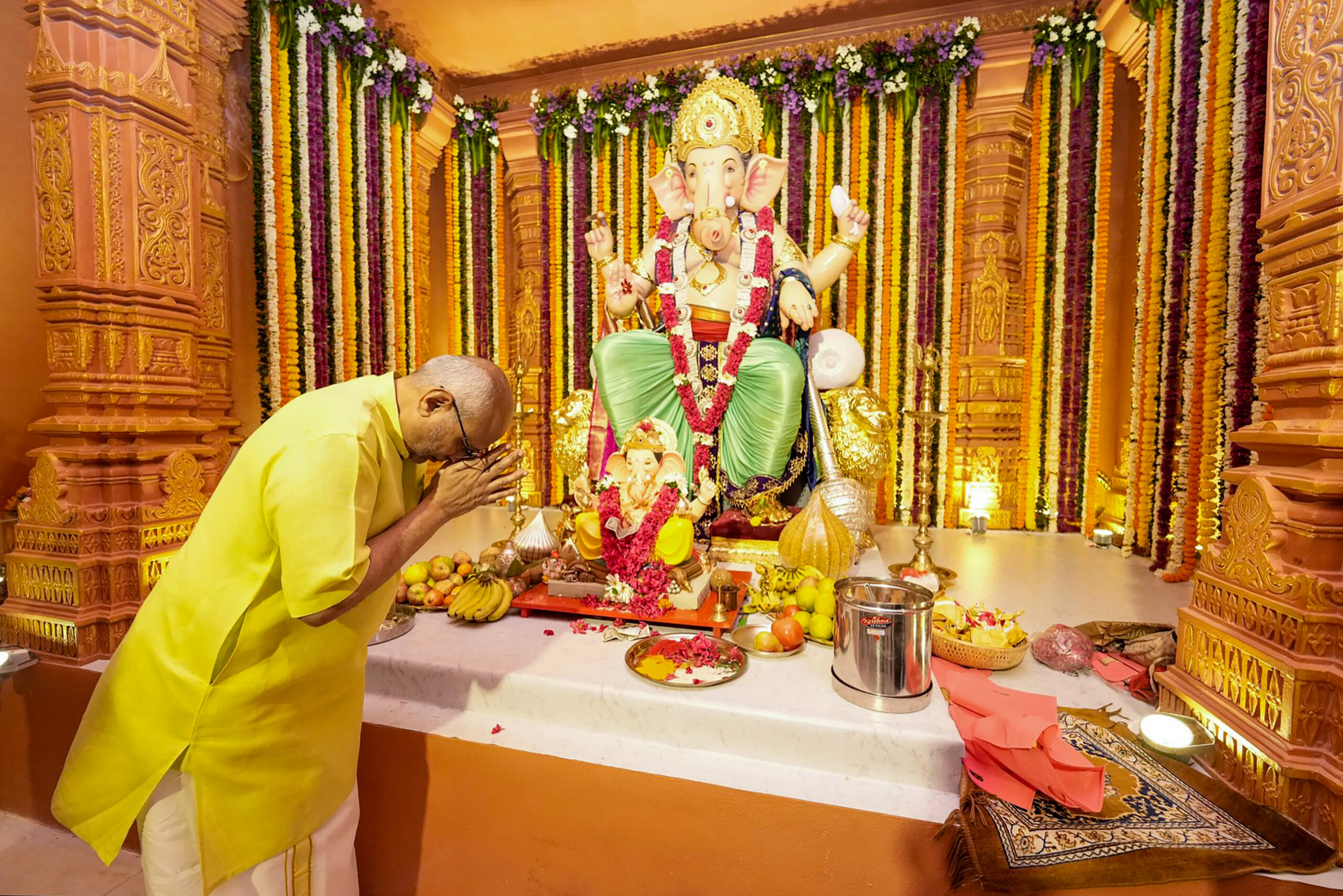 Mumbai: Vice President offers Ganpati prayers #Gallery Mumbai: Vice President offers Ganpati prayers #Gallery
