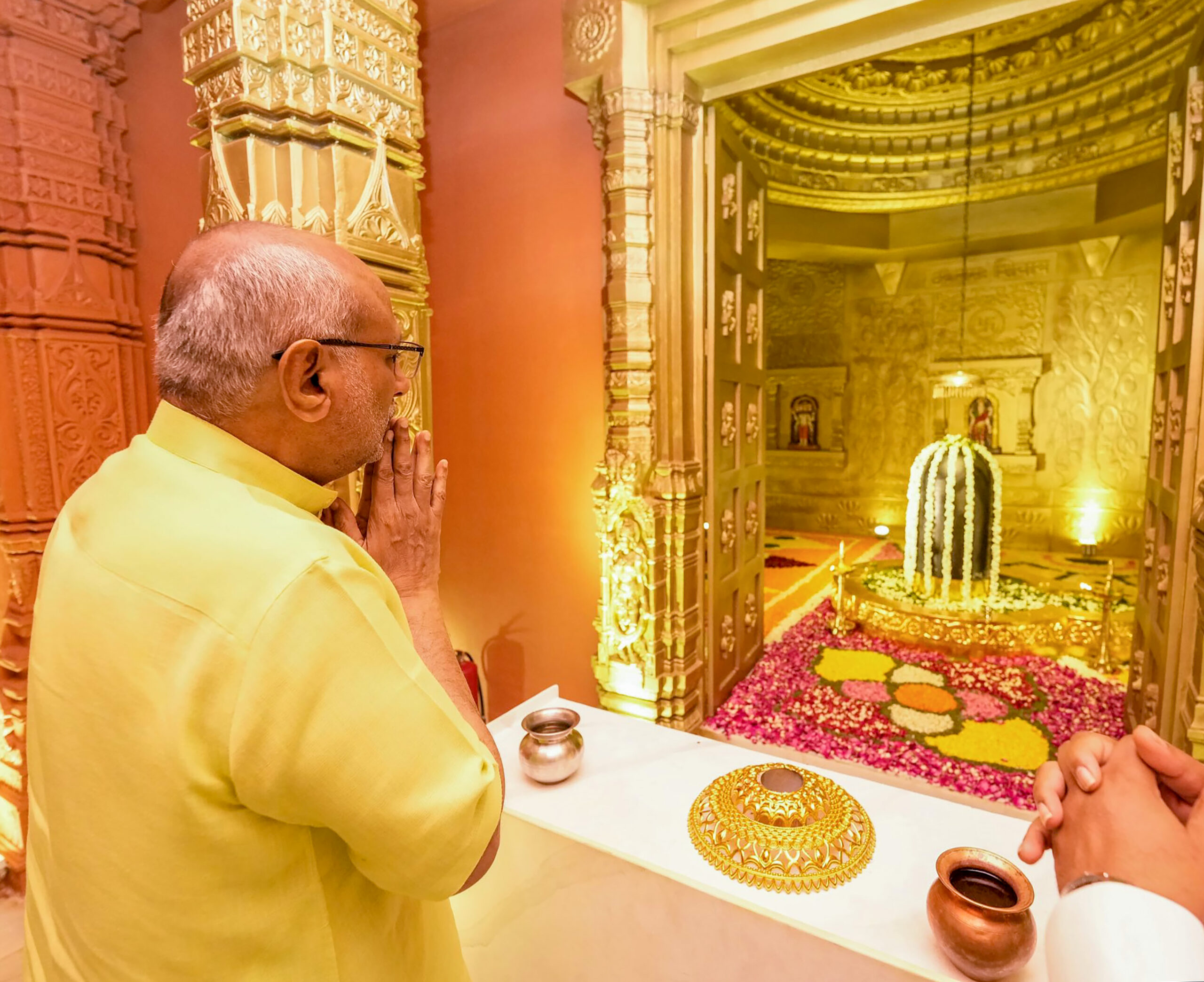 Mumbai: Vice President offers Ganpati prayers #Gallery Mumbai: Vice President offers Ganpati prayers #Gallery