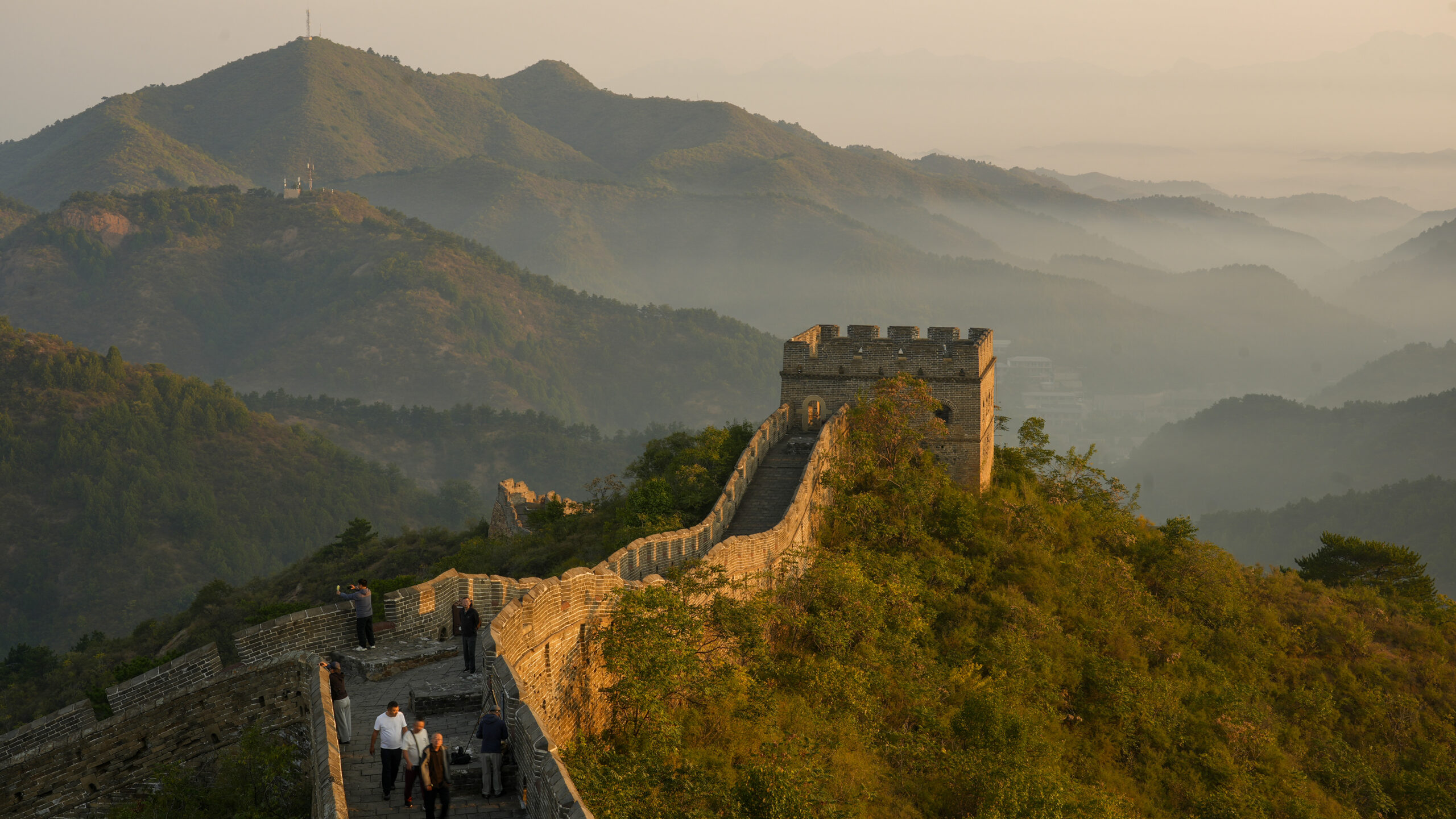 Luanping: Tourists at Great Wall #Gallery Luanping: Tourists at Great Wall #Gallery