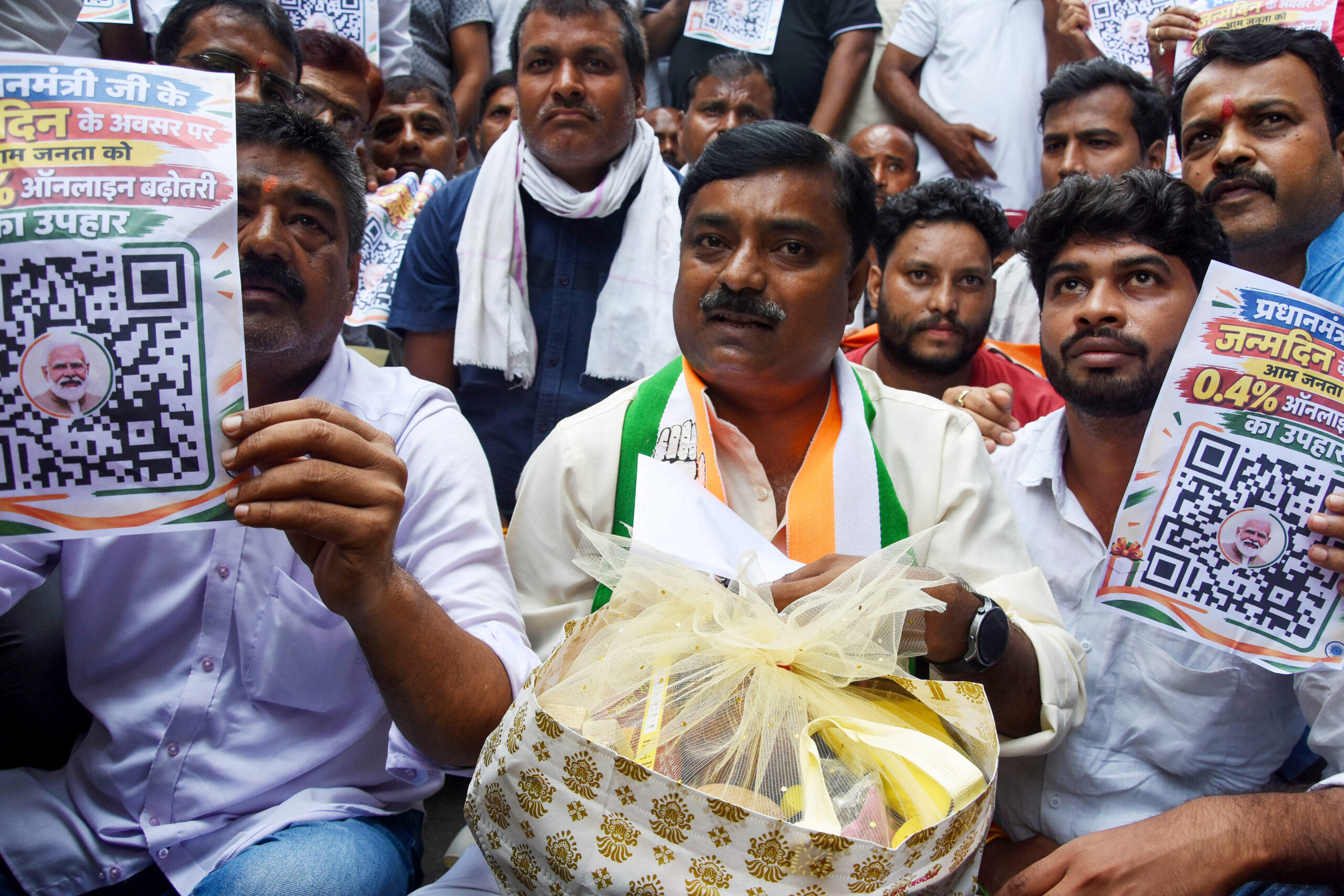 Lucknow: Congress workers protest against UPI charges #Gallery Lucknow: Congress workers protest against UPI charges #Gallery