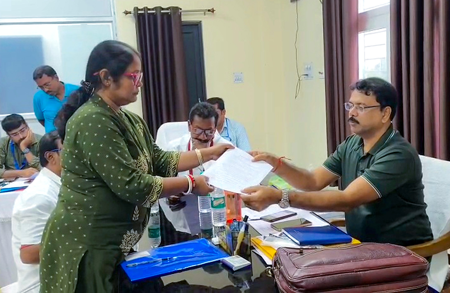 Haldia: Candidate of the Mamata Banerjee-led faction of the Trinamool Congress, Sanchita Pradhan Dey, withdraws her nomination for the Nandigram Assembly by-election before the Returning Officer at the Haldia Sub-Divisional Office in Haldia, West Bengal on Friday, September 18, 2026. Her withdrawal comes after her meeting with West Bengal Chief Minister Suvendu Adhikari. (Photo: IANS)
