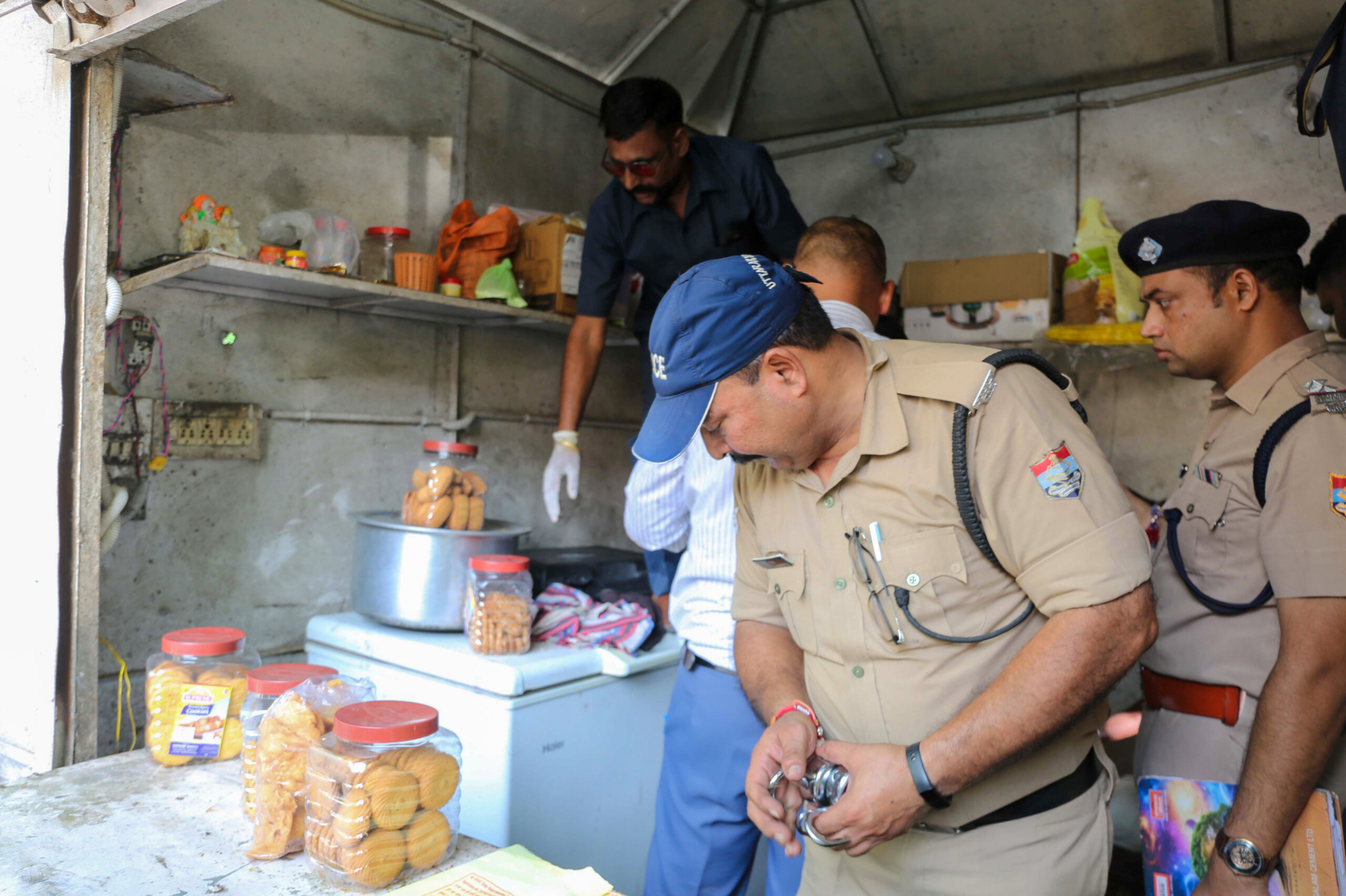 Haridwar: Police inspect tea stall after Surendra Koli’s death #Gallery Haridwar: Police inspect tea stall after Surendra Koli’s death #Gallery