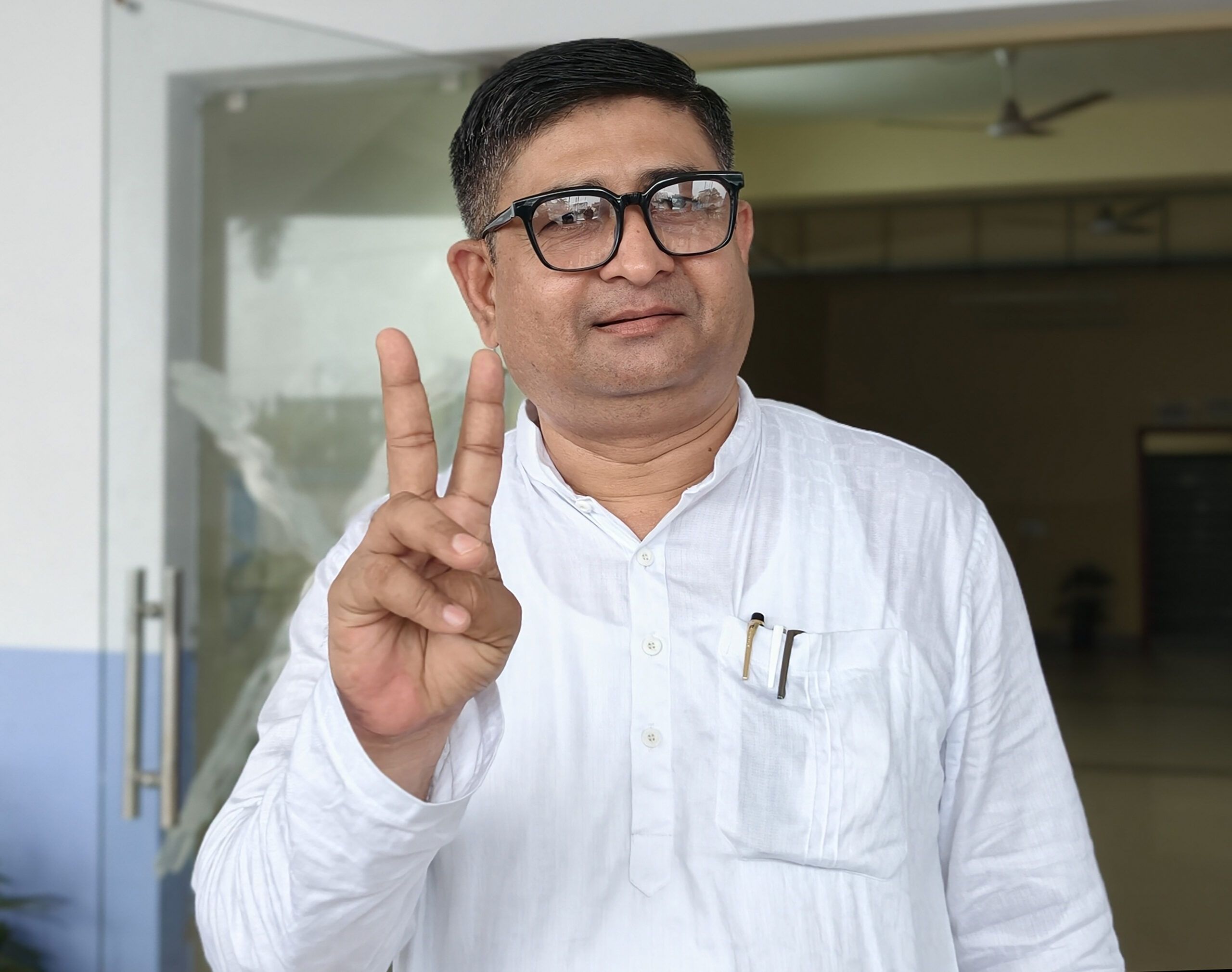 Purba Medinipur: Mohammad Eteshamul Haque flashes victory sign after getting ‘Envelope’ symbol #Gallery Purba Medinipur: Mohammad Eteshamul Haque flashes victory sign after getting ‘Envelope’ symbol #Gallery