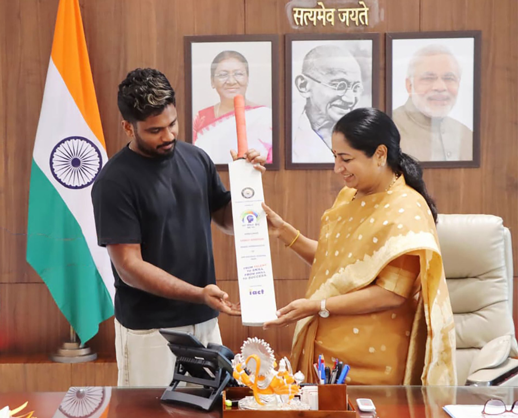 New Delhi: Rekha Gupta meets cricketer Sanju Samson #Gallery New Delhi: Rekha Gupta meets cricketer Sanju Samson #Gallery