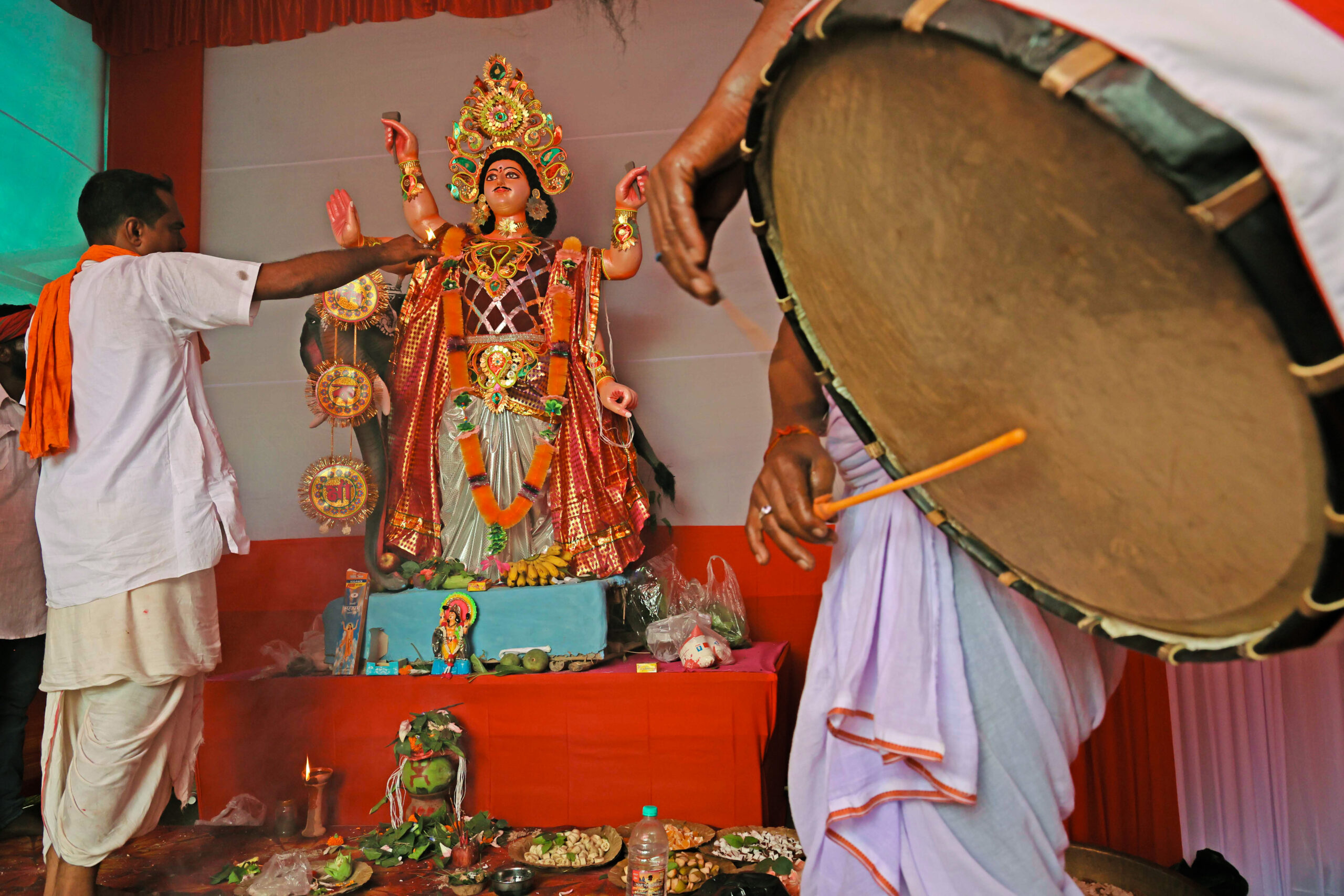 Birbhum: Priest performs ‘aarti’ during Vishwakarma Puja #Gallery Birbhum: Priest performs ‘aarti’ during Vishwakarma Puja #Gallery