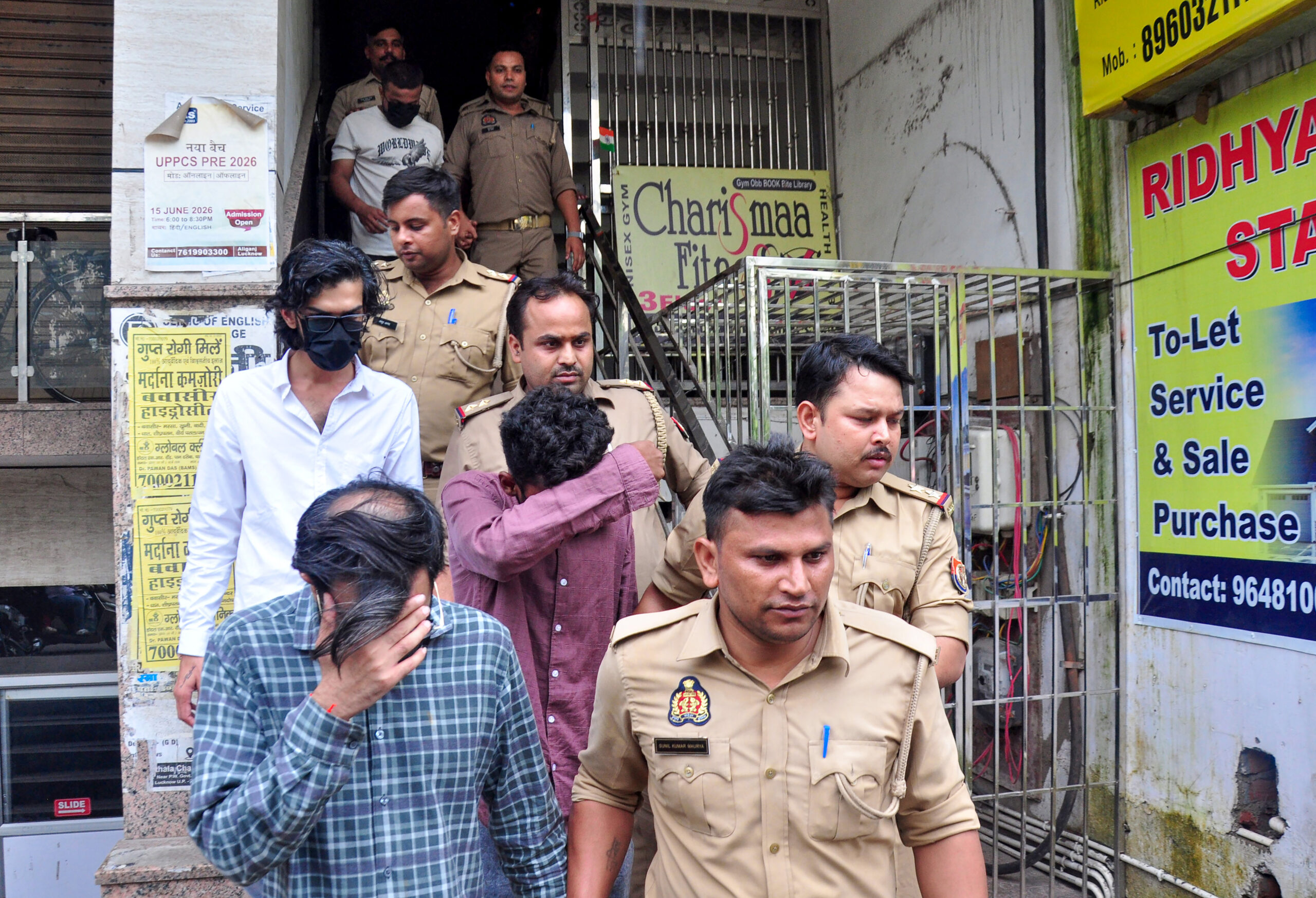 Lucknow: Police bust fake call centre #Gallery Lucknow: Police bust fake call centre #Gallery
