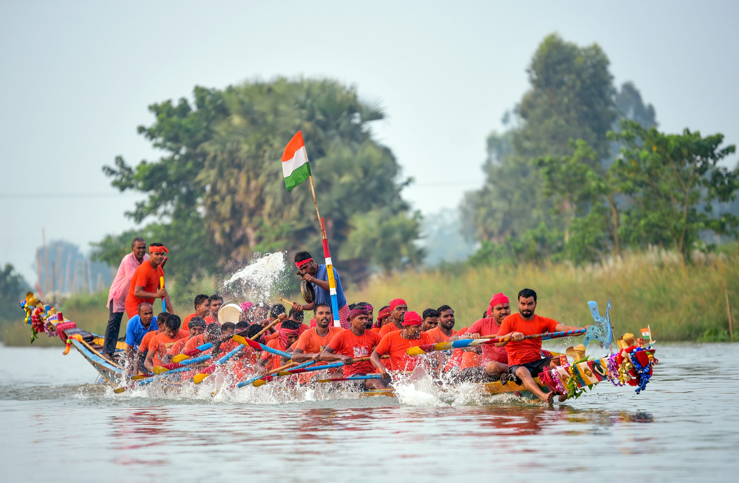 Malda: Traditional boat race held on Tangan River #Gallery Malda: Traditional boat race held on Tangan River #Gallery