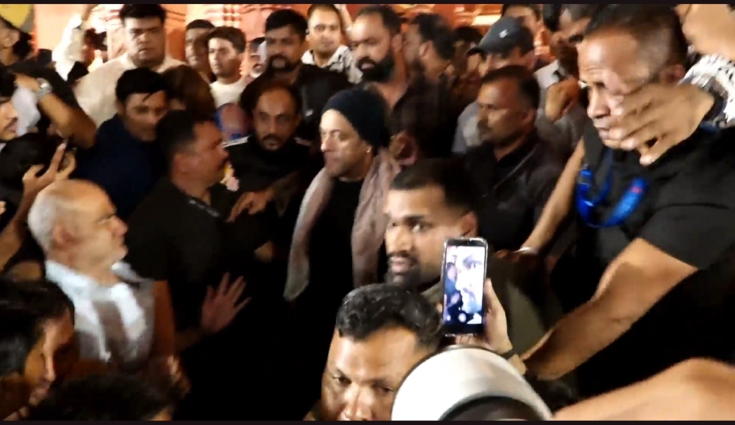 Salman Khan sneaks in a moment to make little boys happy amid being mobbed by fans Salman Khan sneaks in a moment to make little boys happy amid being mobbed by fans