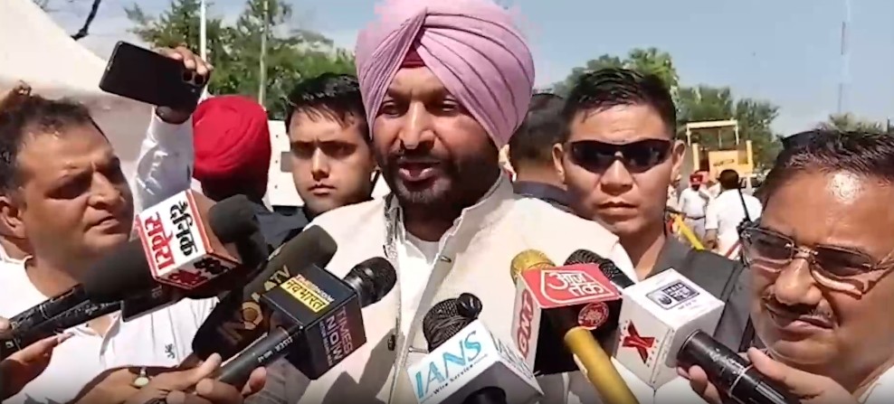 Ravneet Bittu claims his convoy attacked near Batala, accuses AAP workers Ravneet Bittu claims his convoy attacked near Batala, accuses AAP workers