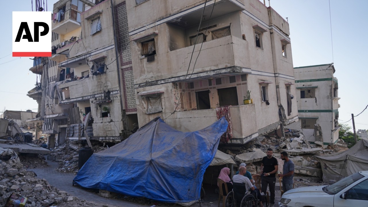 Gaza residents move back into their homes despite the risk of buildings collapsing (Video) Gaza residents move back into their homes despite the risk of buildings collapsing (Video)