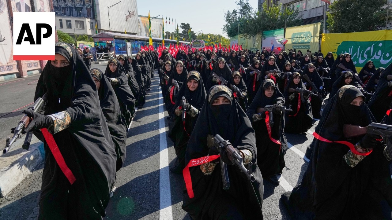 Hundreds of thousands in Iran pledge their readiness to take up arms (Video)