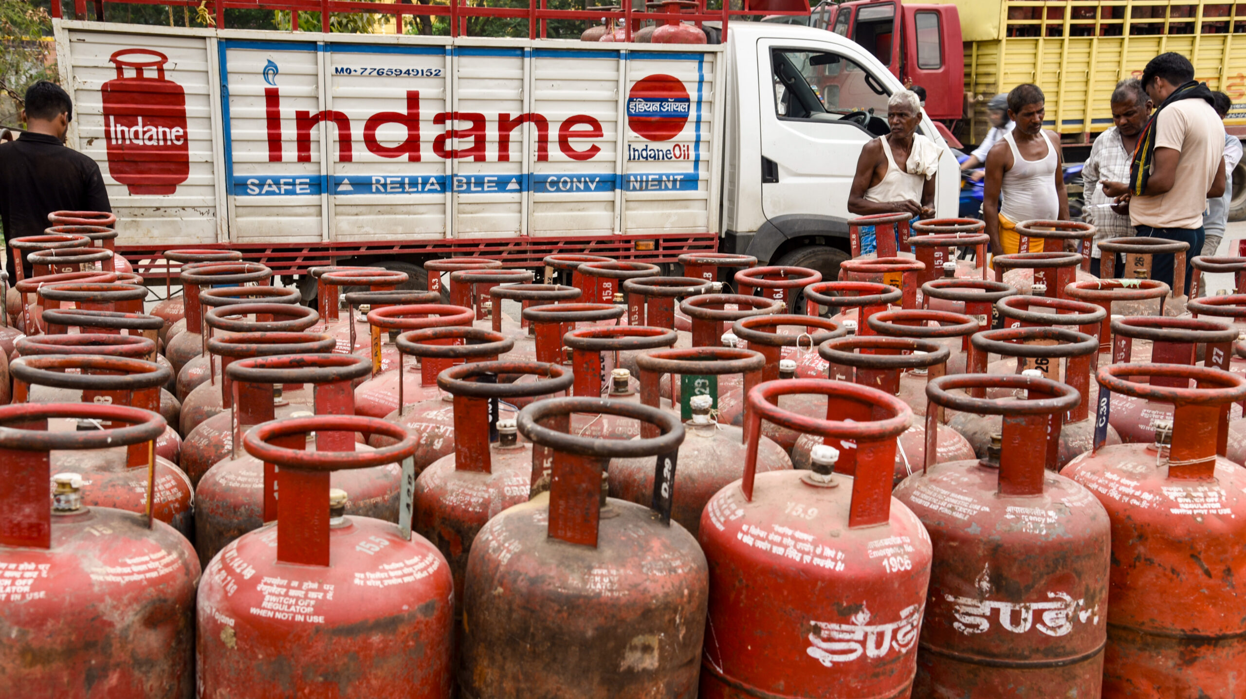 Patna: Vendors stand beside LPG cylinders at an agency amid supply disruptions linked to the ongoing West Asia conflict affecting the global energy supply chain, in Patna on Wednesday, April 1, 2026. (Photo: IANS)