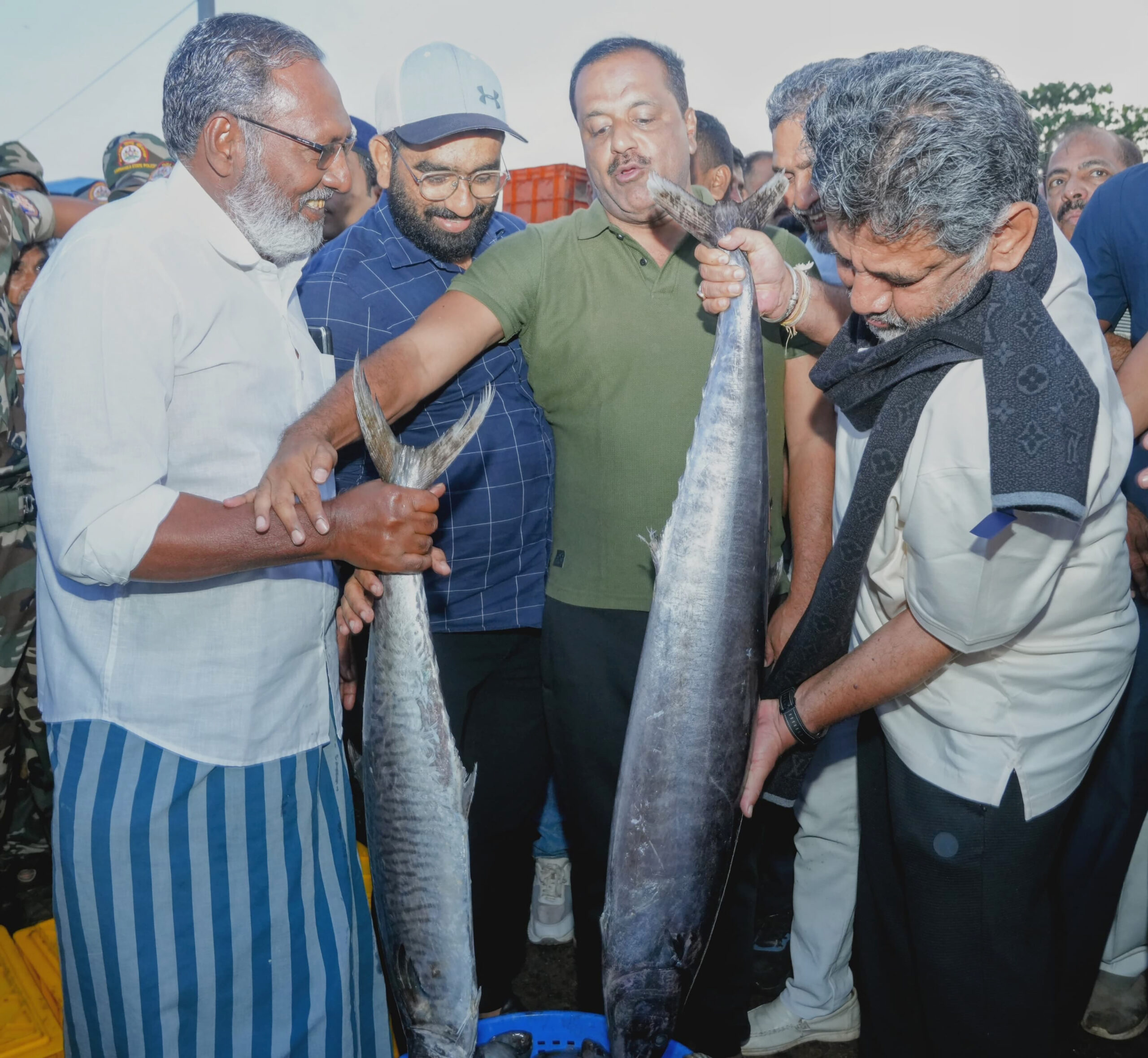Mangaluru: DK Shivakumar inspects fishing harbour #Gallery Mangaluru: DK Shivakumar inspects fishing harbour #Gallery