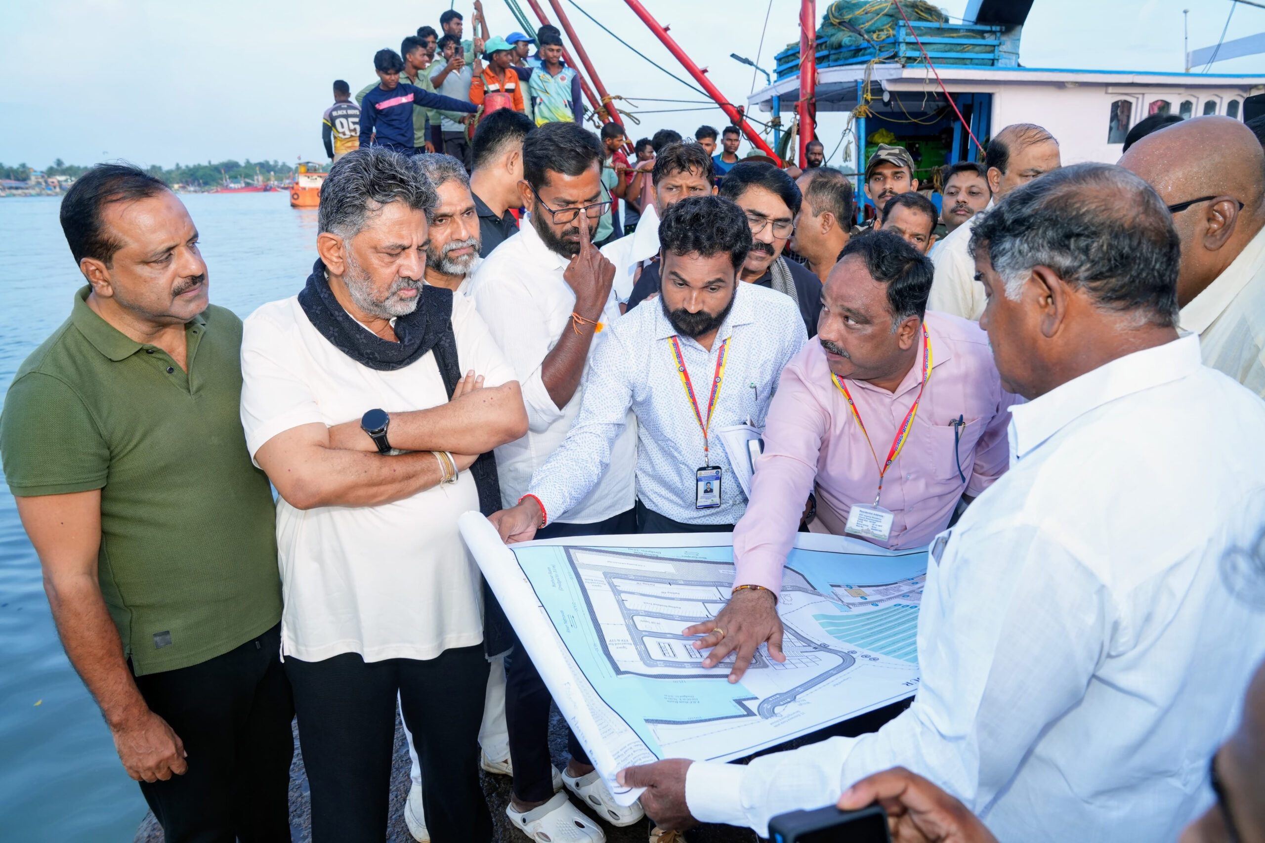 Mangaluru: DK Shivakumar inspects fishing harbour #Gallery Mangaluru: DK Shivakumar inspects fishing harbour #Gallery