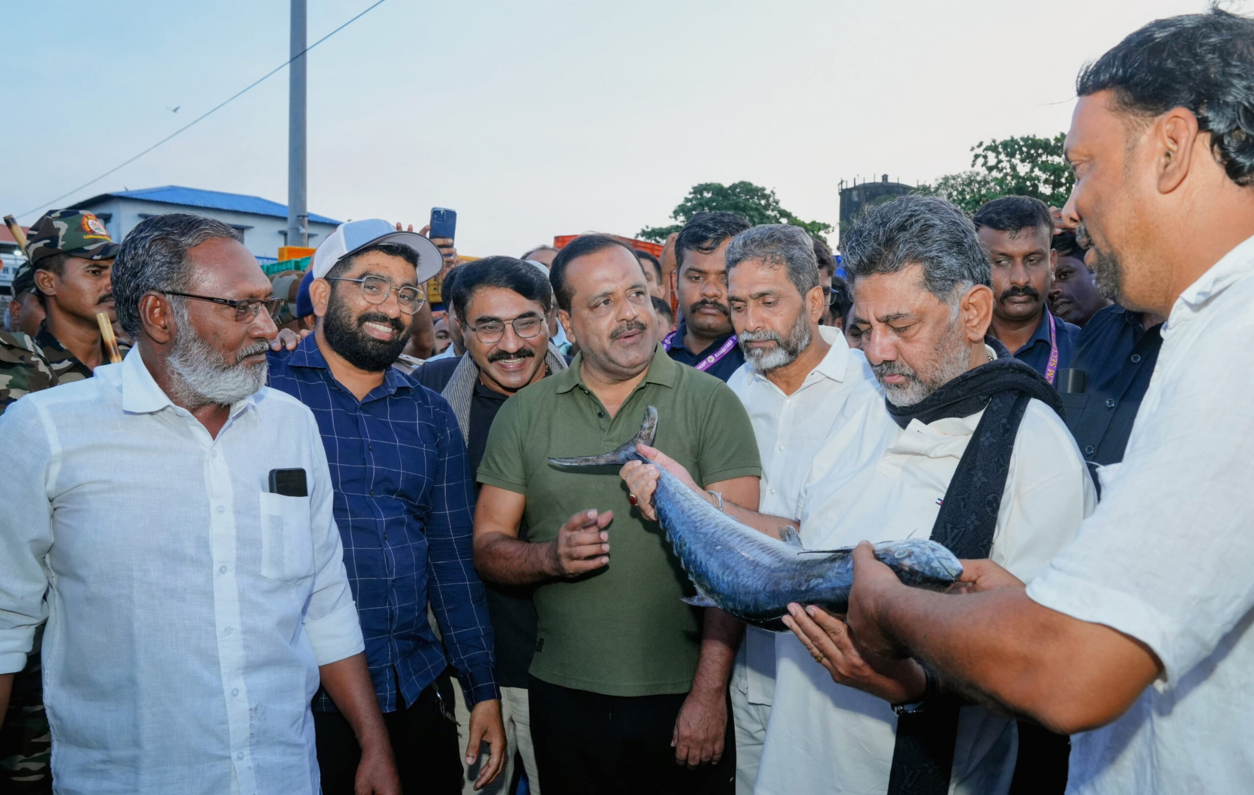 Mangaluru: DK Shivakumar inspects fishing harbour #Gallery Mangaluru: DK Shivakumar inspects fishing harbour #Gallery