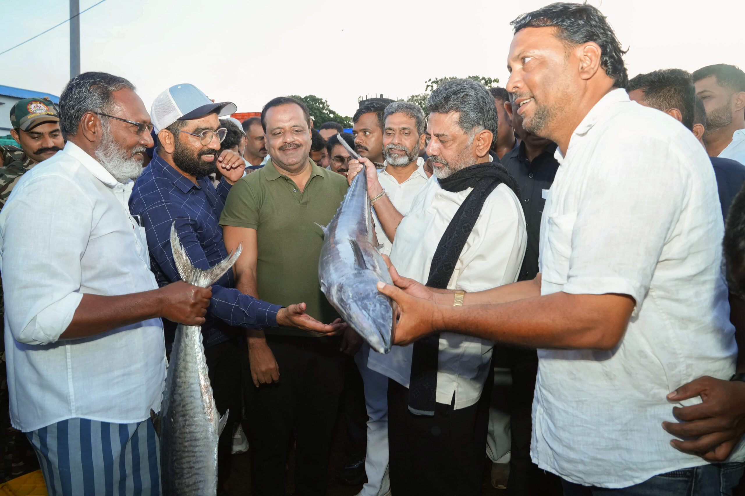 Mangaluru: DK Shivakumar inspects fishing harbour #Gallery Mangaluru: DK Shivakumar inspects fishing harbour #Gallery