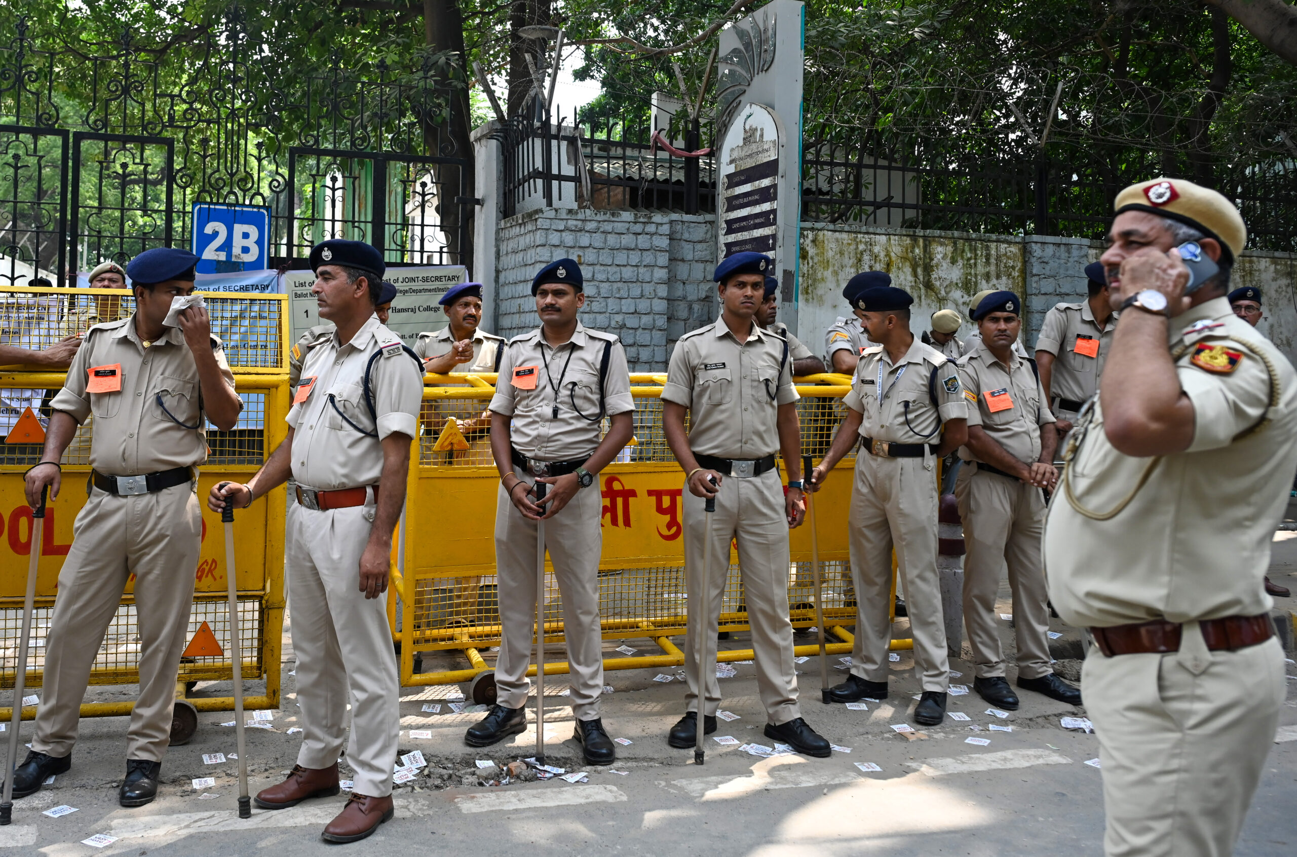 New Delhi: Delhi Police personnel stand guard outside DUSU election counting centre #Gallery New Delhi: Delhi Police personnel stand guard outside DUSU election counting centre #Gallery