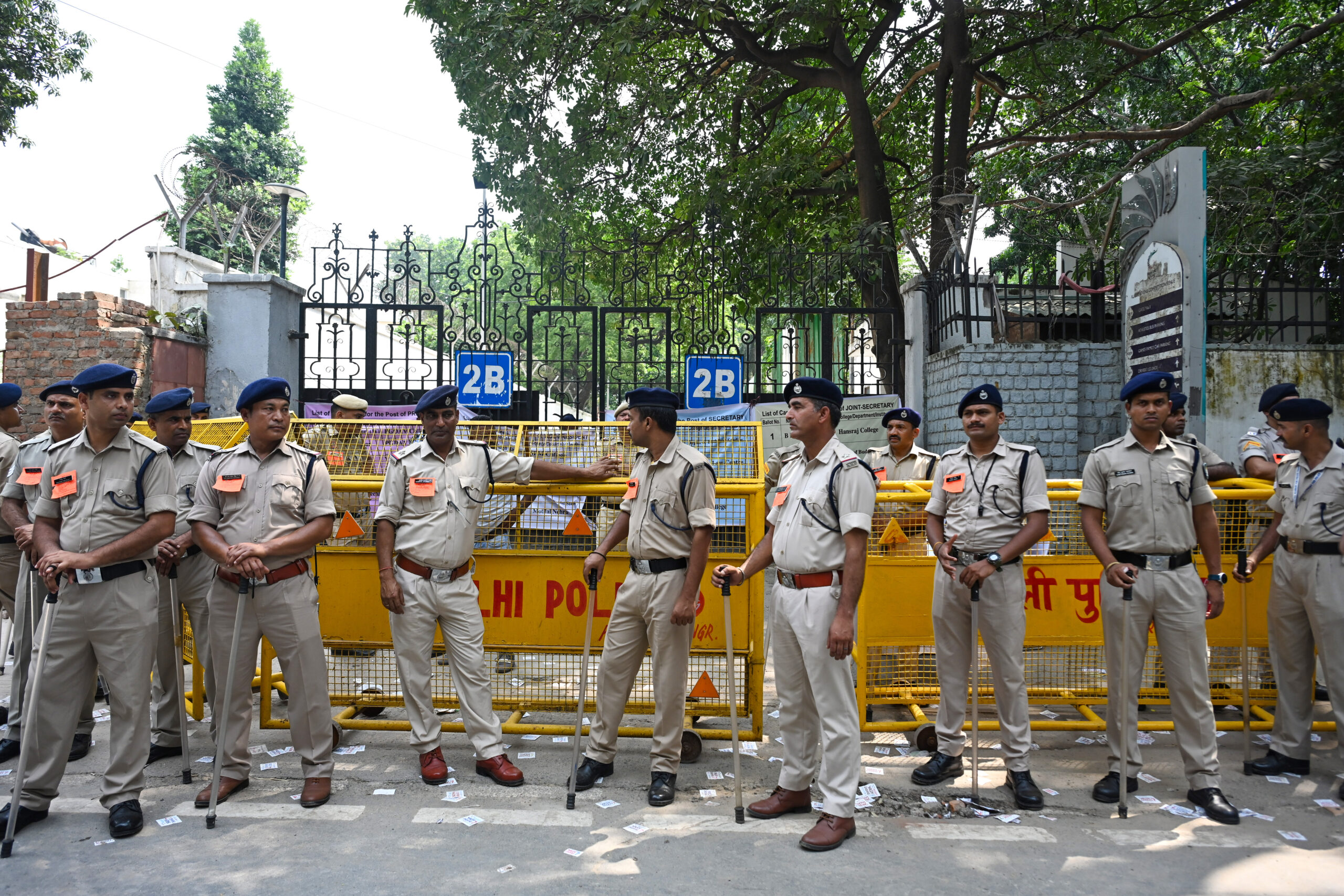 New Delhi: Delhi Police personnel stand guard outside DUSU election counting centre #Gallery New Delhi: Delhi Police personnel stand guard outside DUSU election counting centre #Gallery