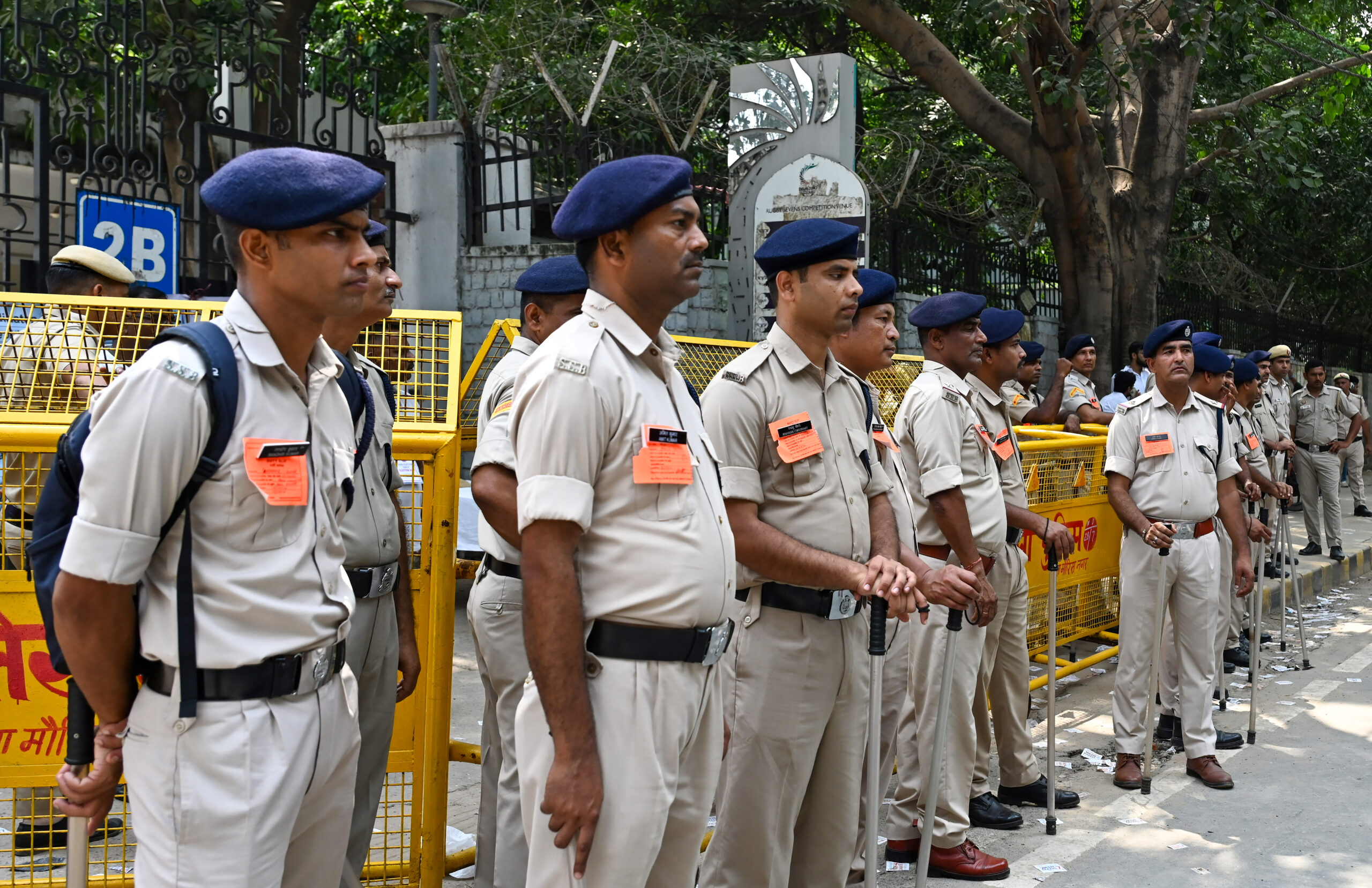 New Delhi: Delhi Police personnel stand guard outside the counting centre for the Delhi University Students Union (DUSU) elections amid tight security arrangements in North Campus, in New Delhi on Saturday, September 19, 2026. Counting for the DUSU election is underway at the Multipurpose Hall of the University Sports Stadium. (Photo: IANS/Deepak Kumar)