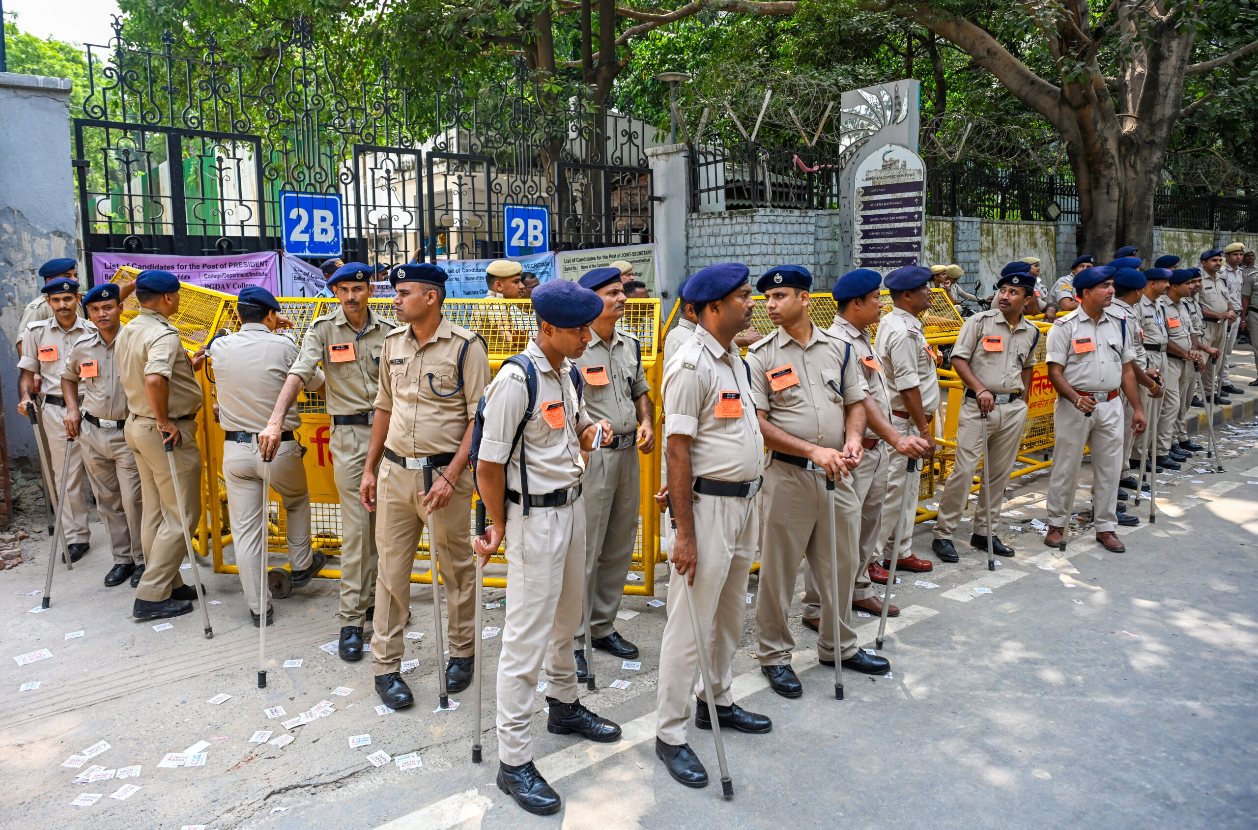 New Delhi: Delhi Police personnel stand guard outside DUSU election counting centre #Gallery New Delhi: Delhi Police personnel stand guard outside DUSU election counting centre #Gallery