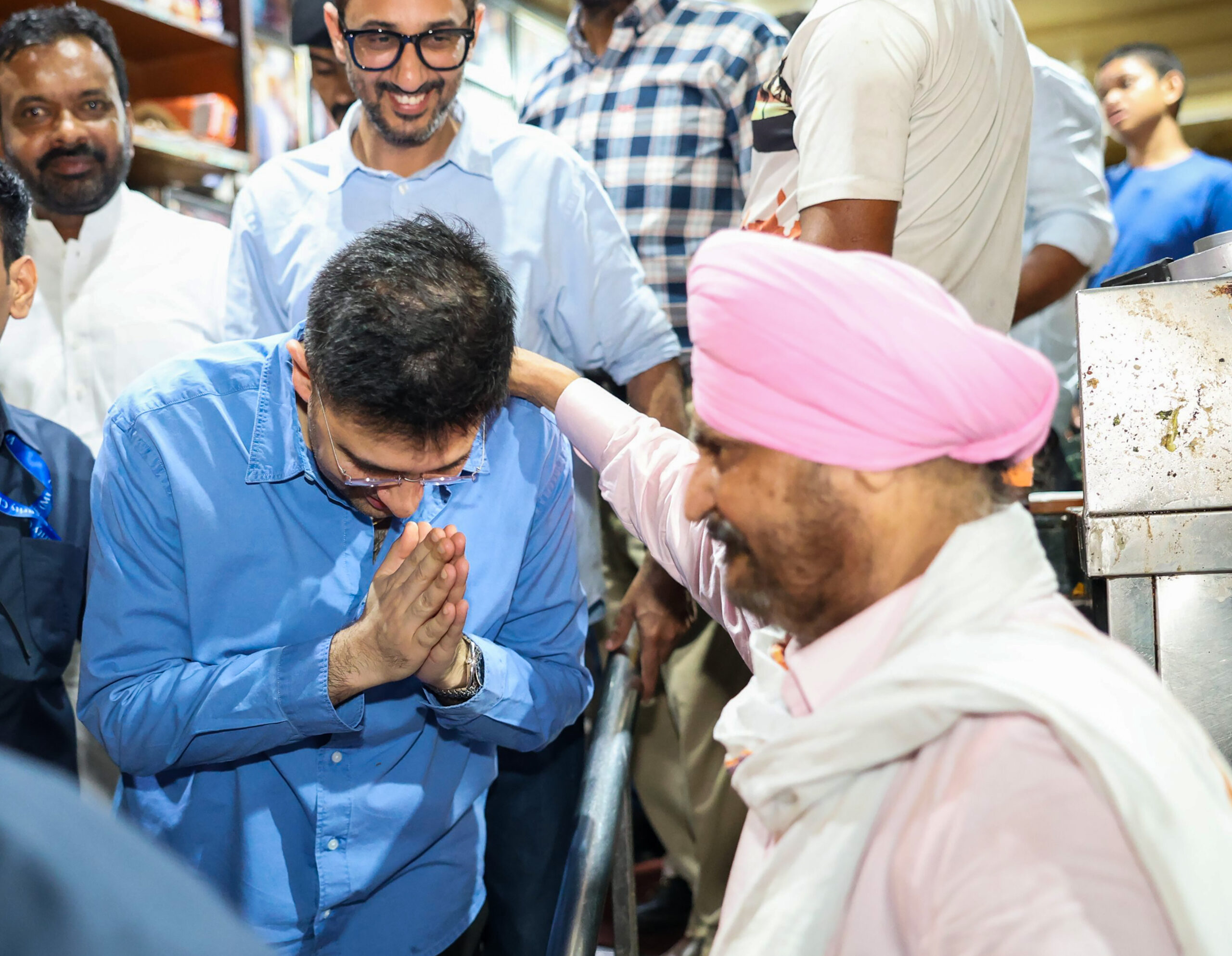 Amritsar: Raghav Chadha visits Giani Tea Stall #Gallery Amritsar: Raghav Chadha visits Giani Tea Stall #Gallery