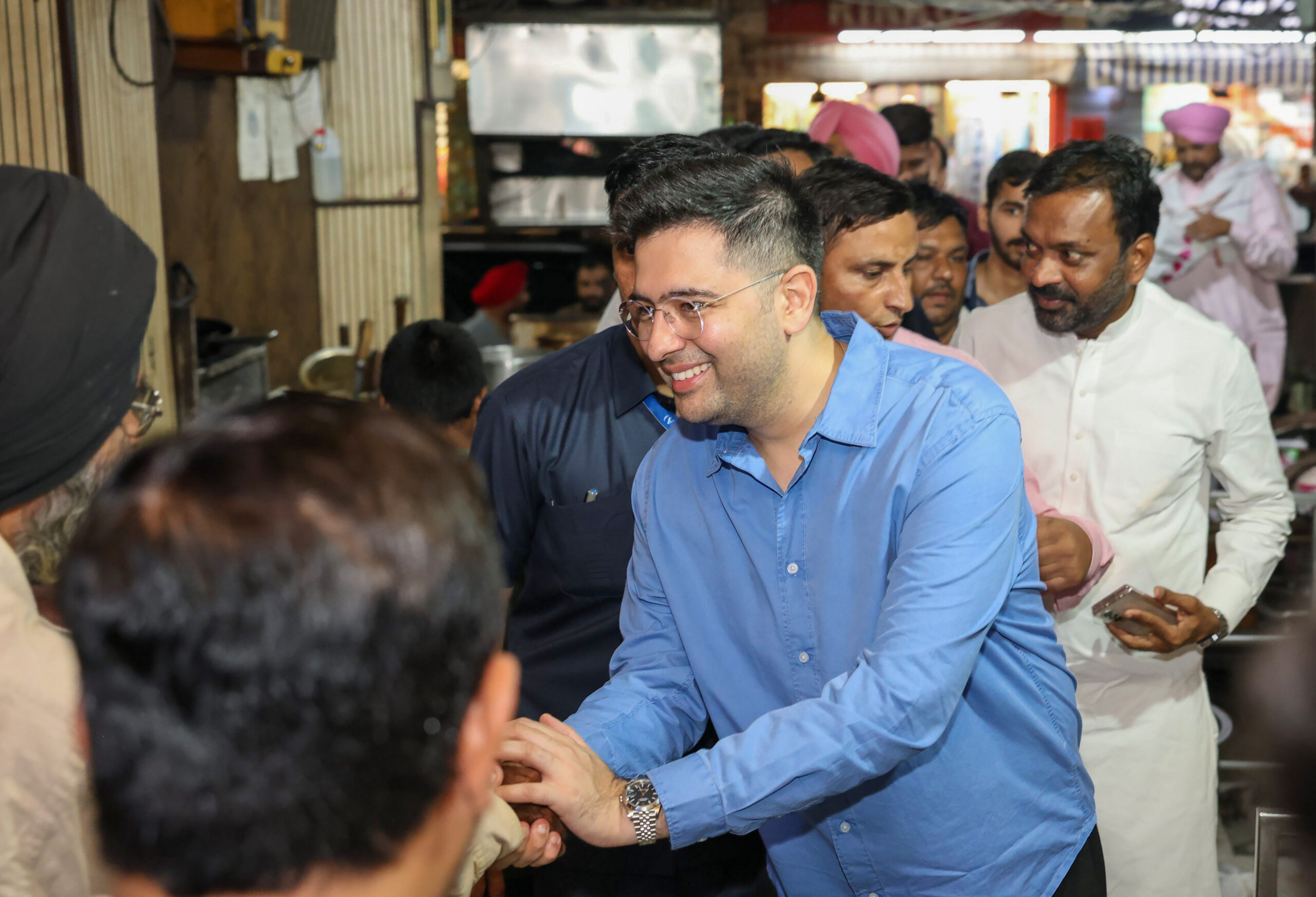 Amritsar: Raghav Chadha visits Giani Tea Stall #Gallery Amritsar: Raghav Chadha visits Giani Tea Stall #Gallery