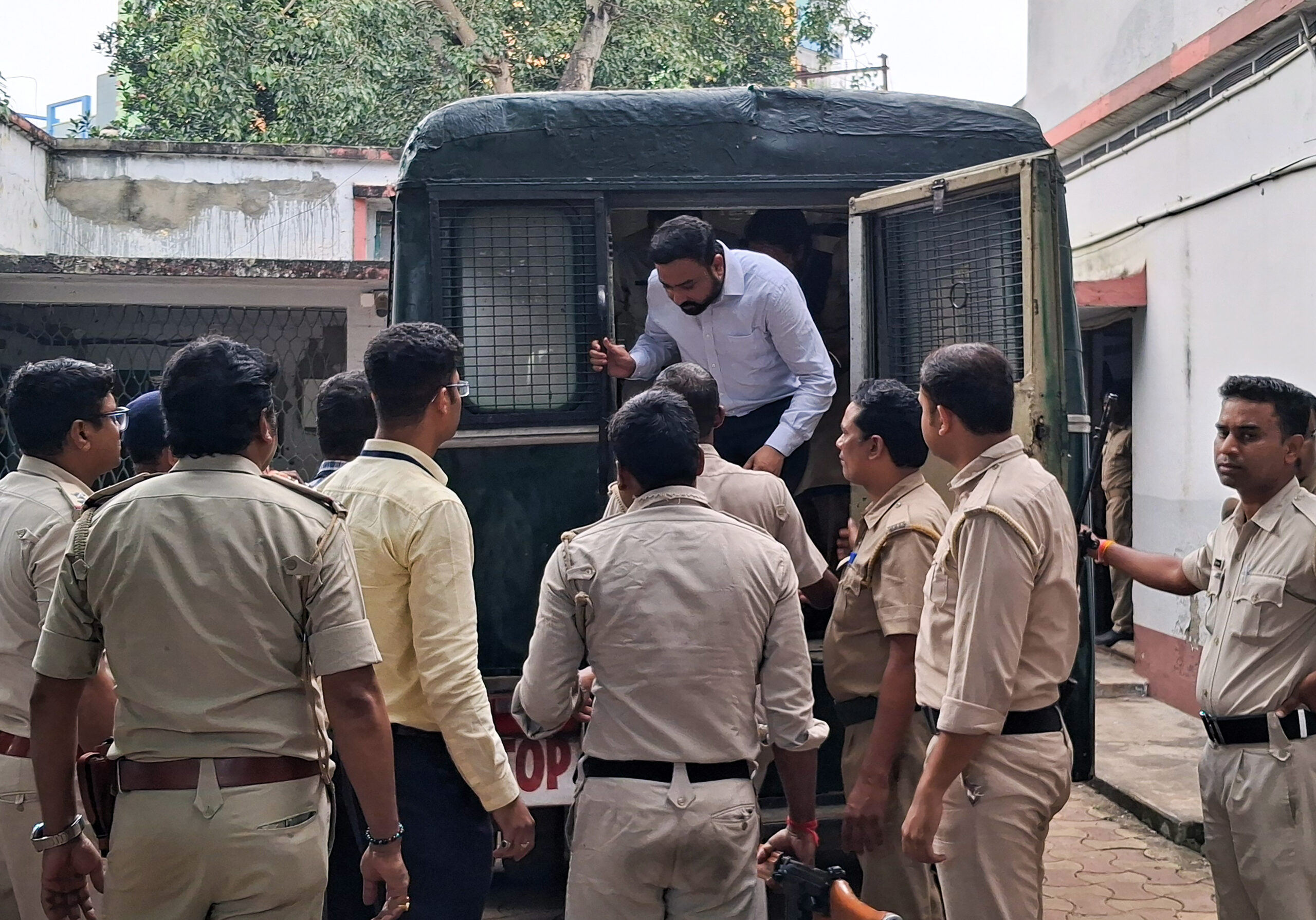 Paschim Medinipur: Sumit Roy produced in court in Salboni land case #Gallery Paschim Medinipur: Sumit Roy produced in court in Salboni land case #Gallery