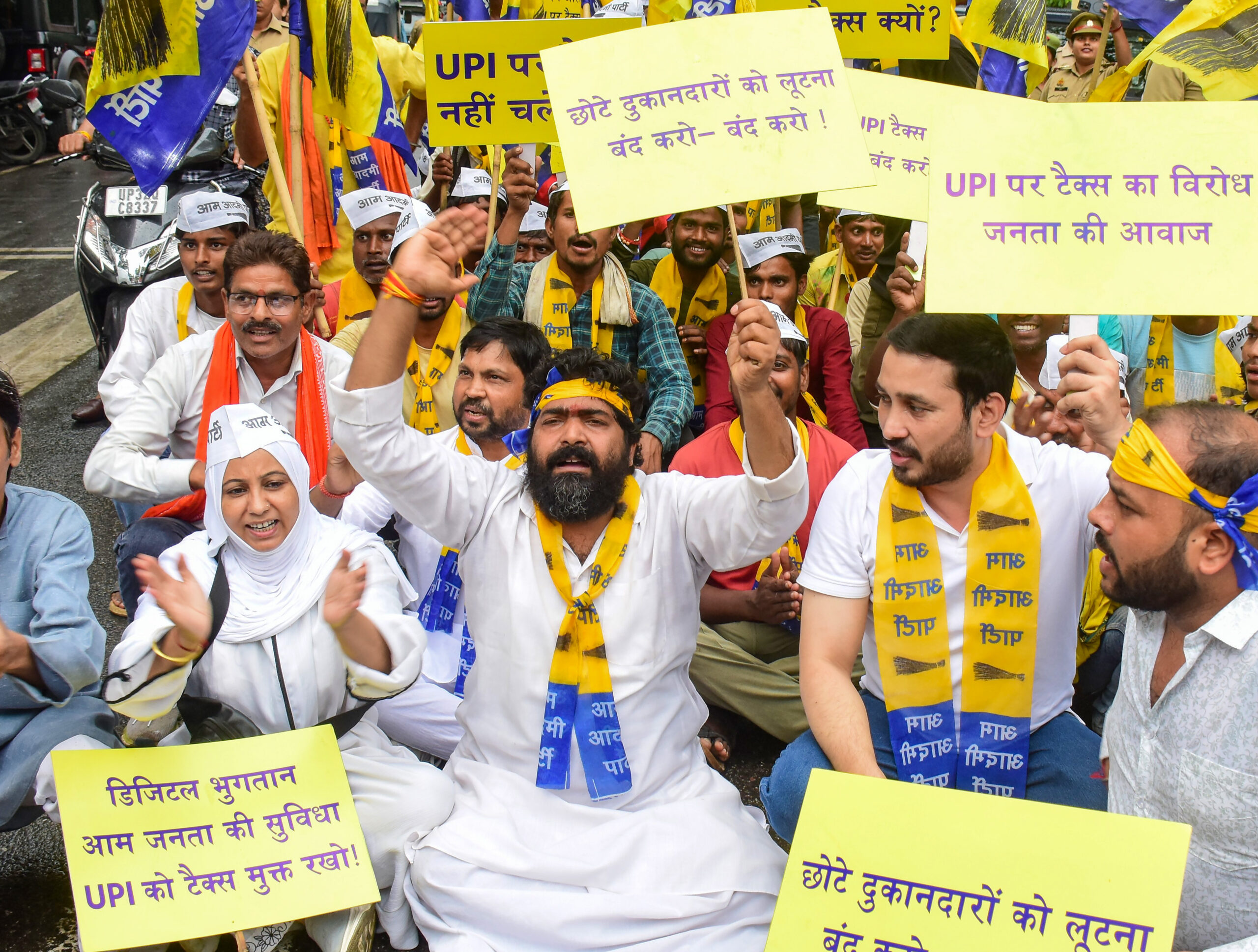 Lucknow: AAP activists protest proposed UPI MDR #Gallery Lucknow: AAP activists protest proposed UPI MDR #Gallery