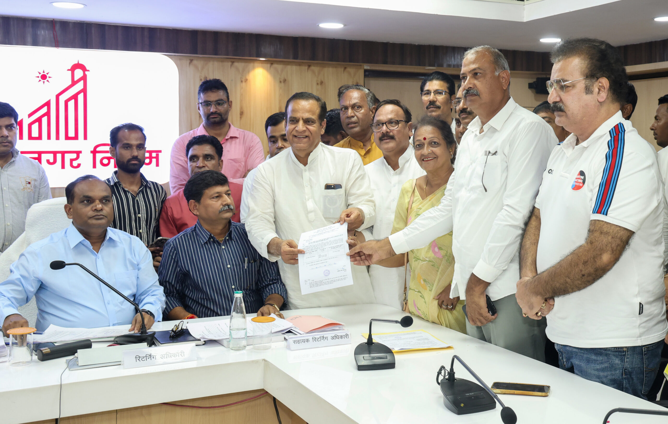Jaipur: Congress mayoral candidate Sunita Mahavar submits her nomination papers at the Jaipur Municipal Corporation headquarters, in Jaipur, Rajasthan, on Saturday, September 19, 2026. (Photo: IANS)