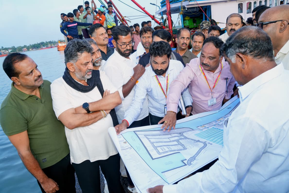 CM Shivakumar makes surprise early morning visit to Karnataka's Mangaluru port; interacts with fishermen CM Shivakumar makes surprise early morning visit to Karnataka's Mangaluru port; interacts with fishermen