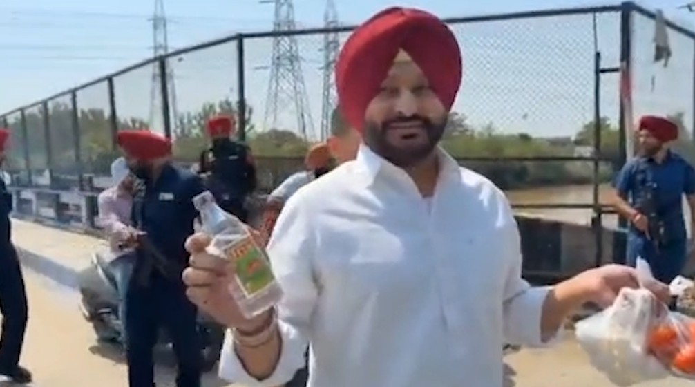 Ravneet Bittu detained after protesting near CM Mann’s cavalcade in Ludhiana Ravneet Bittu detained after protesting near CM Mann’s cavalcade in Ludhiana
