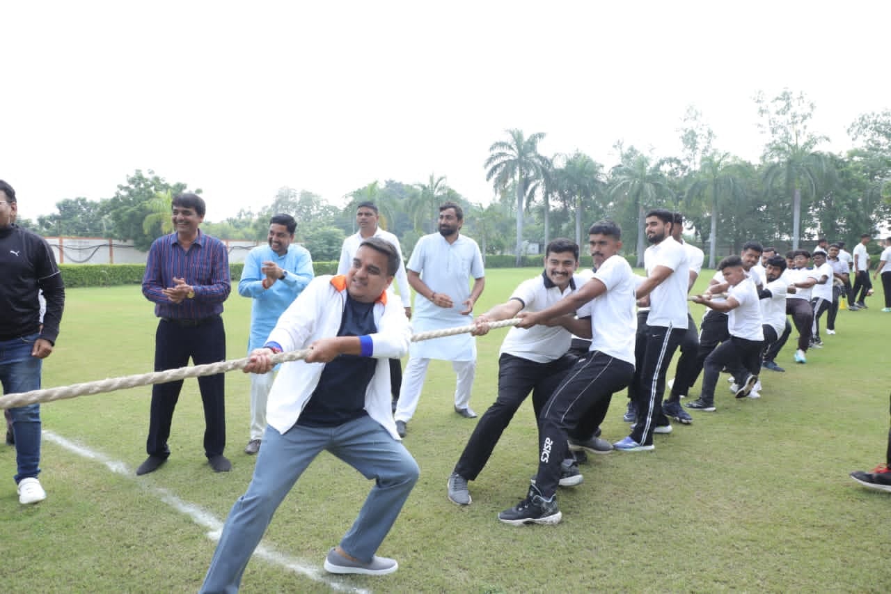 Seva Sankalp Abhiyan: Gujarat Dy CM Sanghavi joins youth in sports, flags off bike rally towards Dahod Seva Sankalp Abhiyan: Gujarat Dy CM Sanghavi joins youth in sports, flags off bike rally towards Dahod