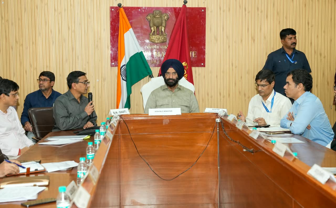 Delhi Environment Minister, district officials review steps to curb air pollution Delhi Environment Minister, district officials review steps to curb air pollution
