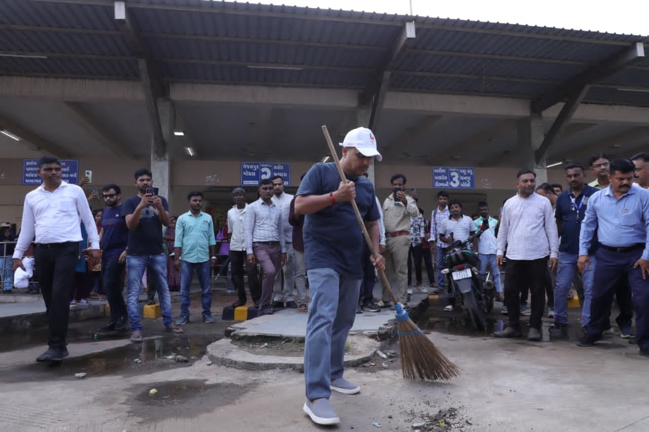 Gujarat Dy CM joins cleanliness, temple maintenance drives during 'Seva Yatra' Gujarat Dy CM joins cleanliness, temple maintenance drives during 'Seva Yatra'