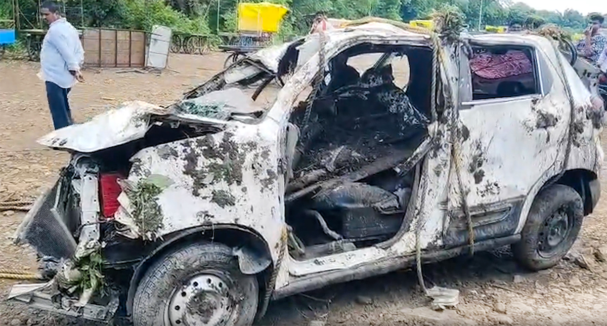 Agar Malwa: Wreckage of the car that was swept away by a rain-swollen seasonal drain, killing eight passengers near Nalkheda in Agar Malwa district of Madhya Pradesh on Saturday, September 19, 2026. (Photo: IANS/Video Grab)