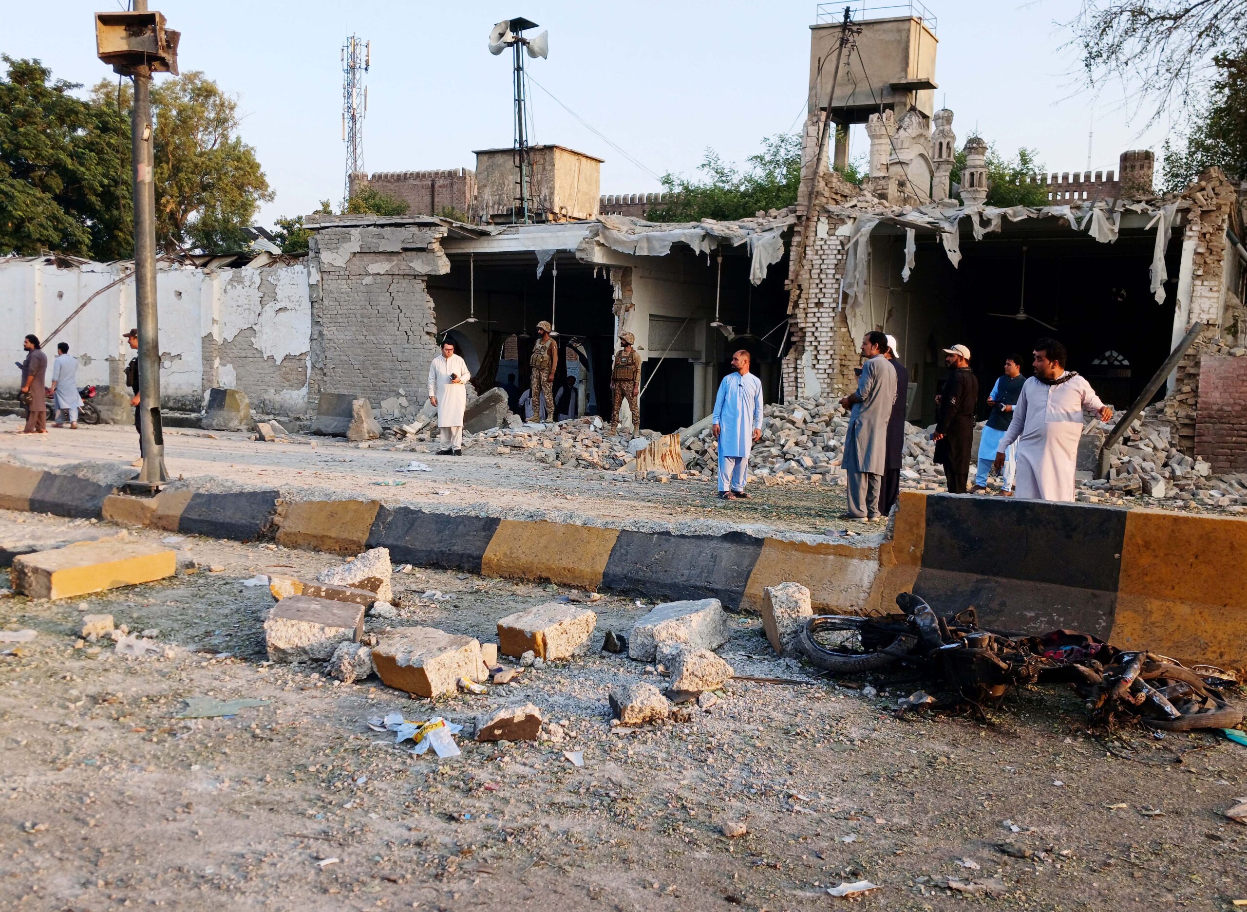 Kohat: Aftermath of Twin Suicide Attack in Pakistan #Gallery Kohat: Aftermath of Twin Suicide Attack in Pakistan #Gallery