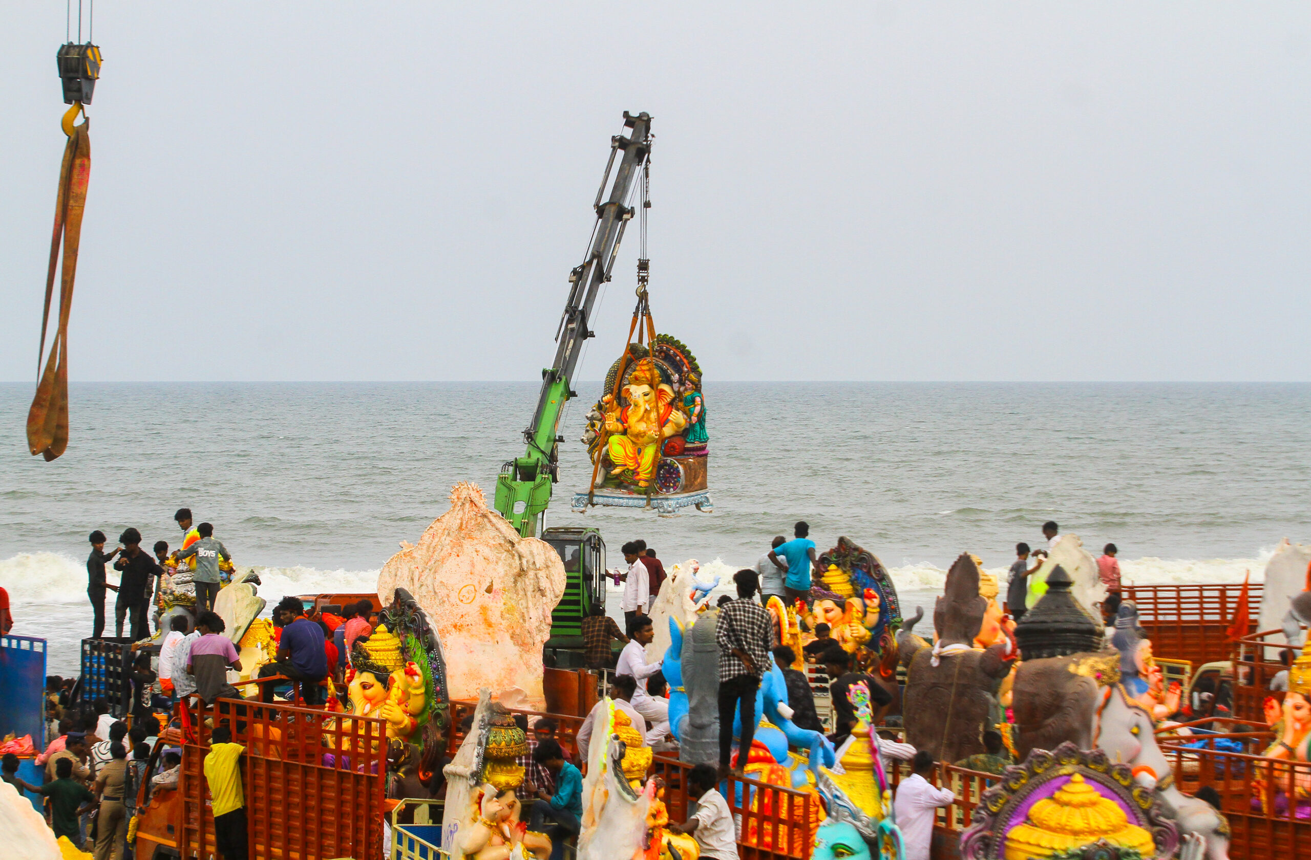 Chennai: Devotees immerse an idol of Lord Ganesha marking the conclusion of Ganesh Chaturthi festival, in Chennai, Sunday, August 31, 2025. (IANS)