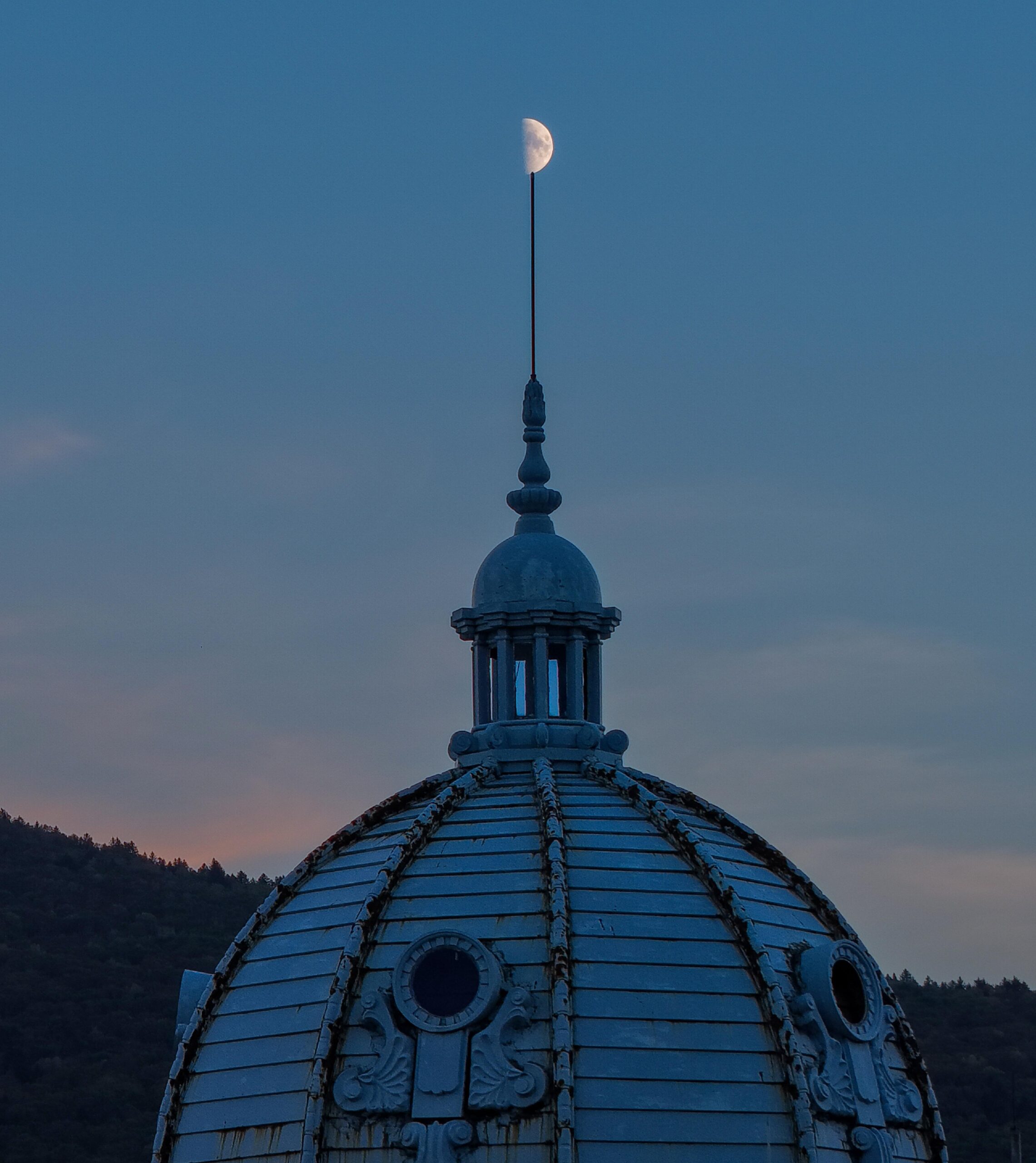 First quarter moon appears in the sky #Gallery First quarter moon appears in the sky #Gallery