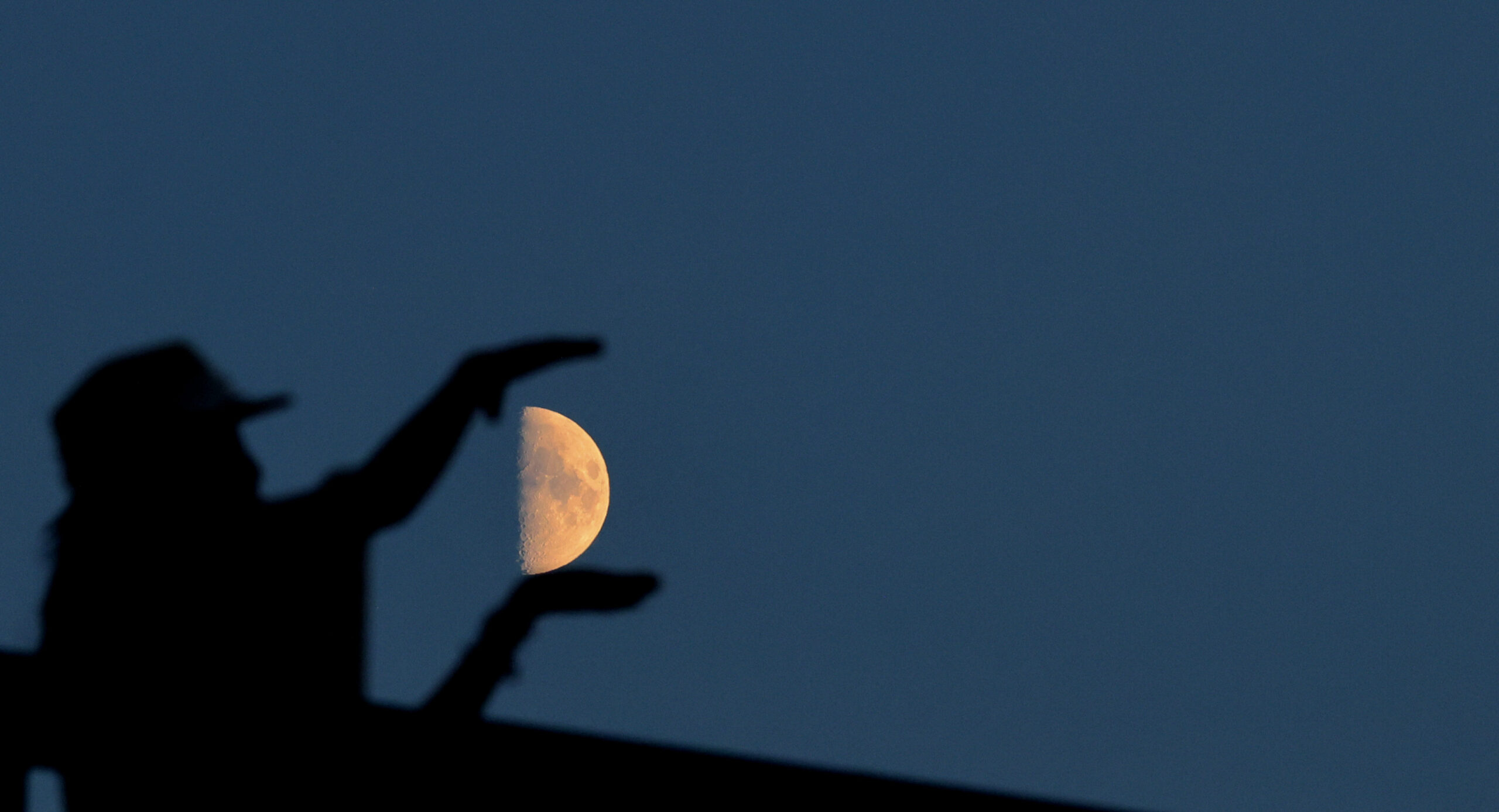 First quarter moon appears in the sky #Gallery First quarter moon appears in the sky #Gallery