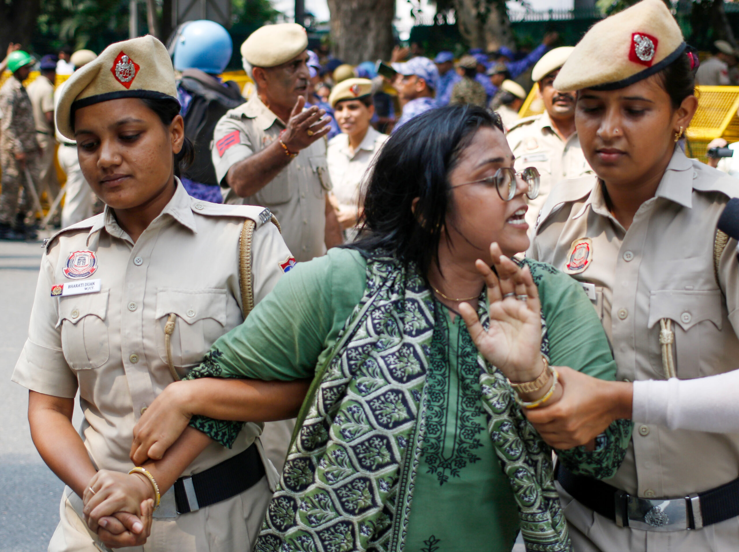 New Delhi: Police personnel detain a woman protester during a Delhi Bharatiya Janata Party demonstration outside the Aam Aadmi Party office over the allegations against AAP councillor Vijay Kumar in connection with the MCD sanitation worker Deepak suicide case, in New Delhi on Sunday, September 20, 2026. (Photo: IANS/Wasim Sarvar)
