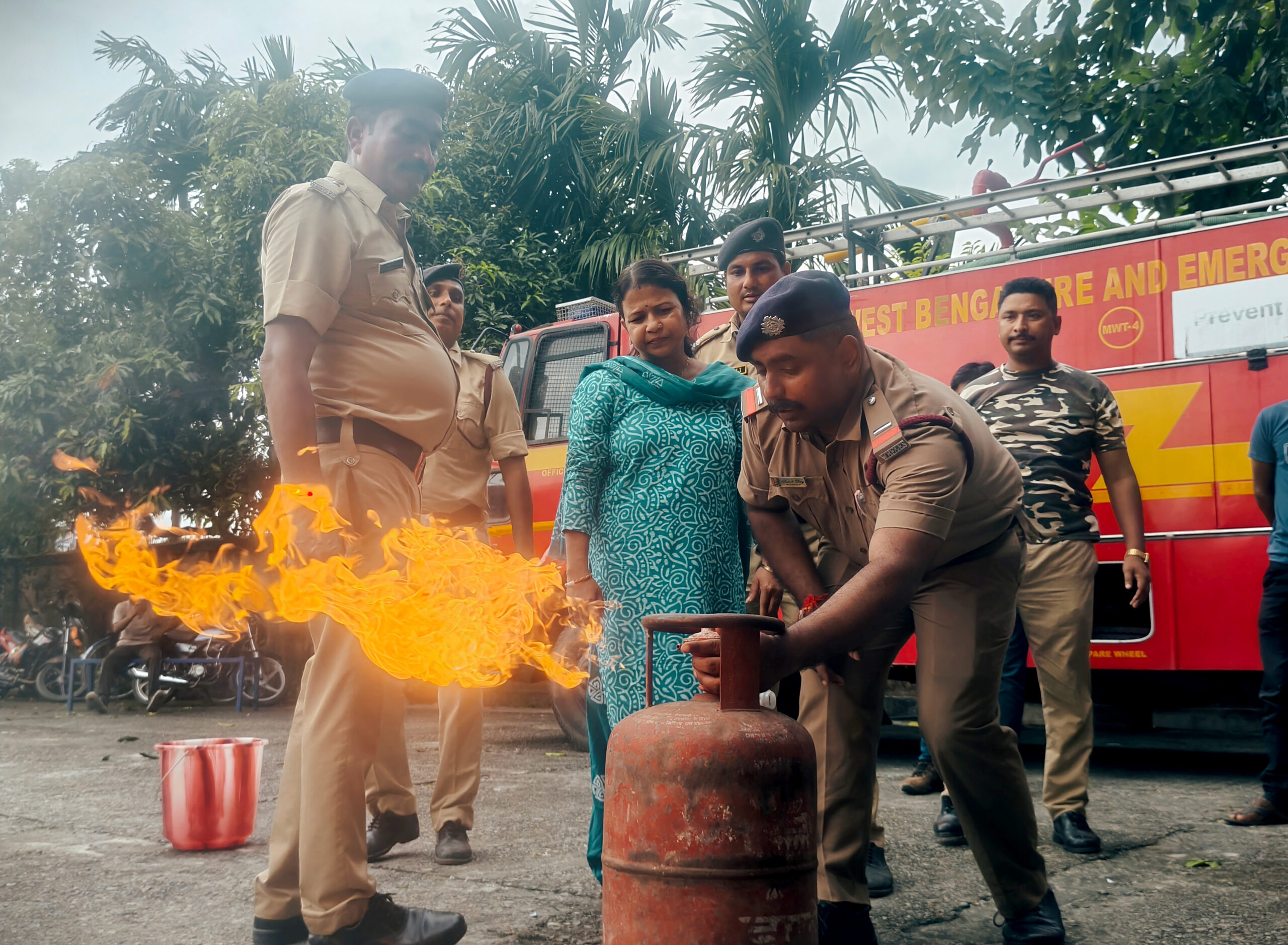 Jalpaiguri: Firefighters conduct fire safety workshop #Gallery Jalpaiguri: Firefighters conduct fire safety workshop #Gallery
