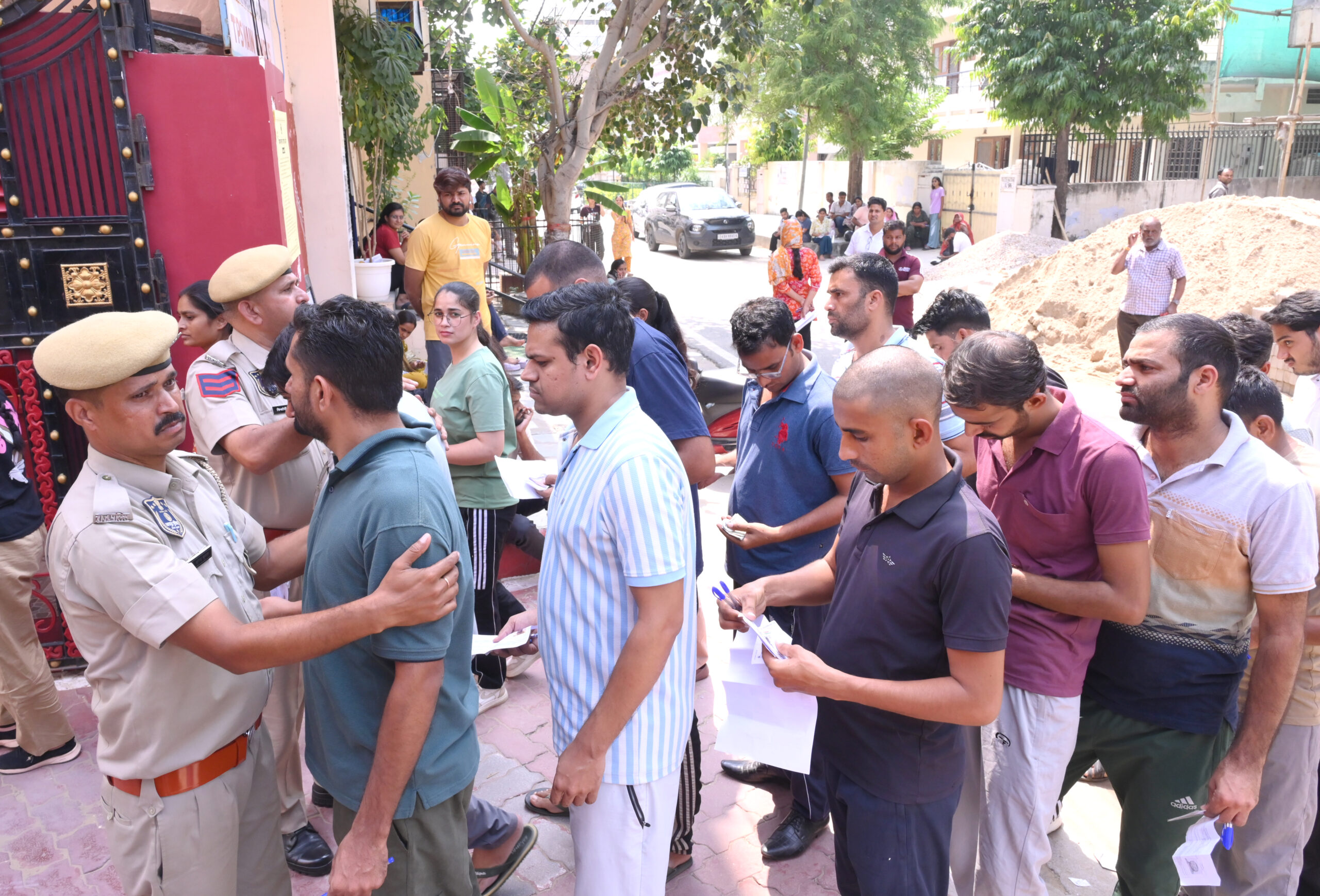 Jaipur: Candidates screened before RPSC Sub Inspector re examination #Gallery Jaipur: Candidates screened before RPSC Sub Inspector re examination #Gallery