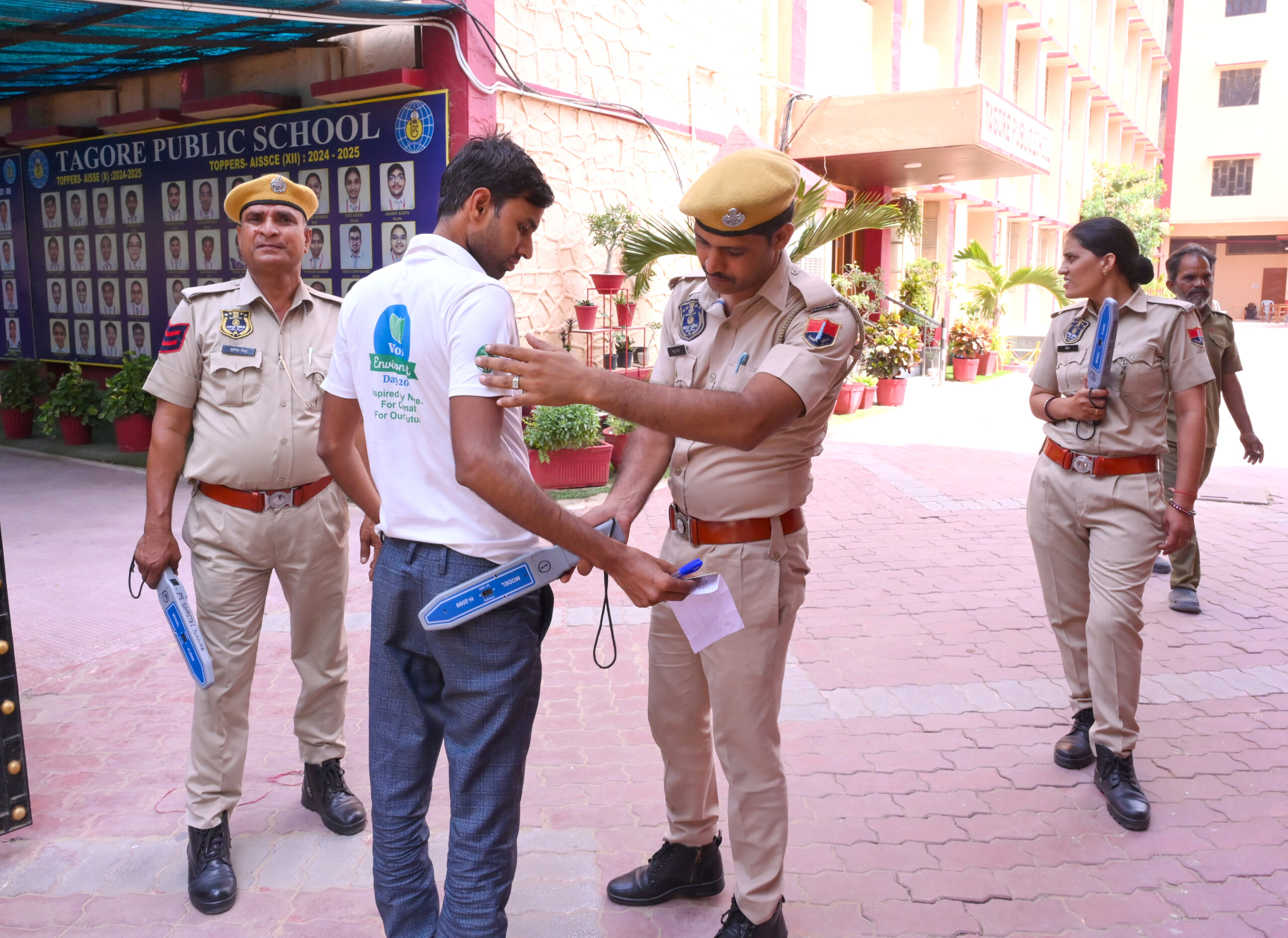 Jaipur: Candidates screened before RPSC Sub Inspector re examination #Gallery Jaipur: Candidates screened before RPSC Sub Inspector re examination #Gallery
