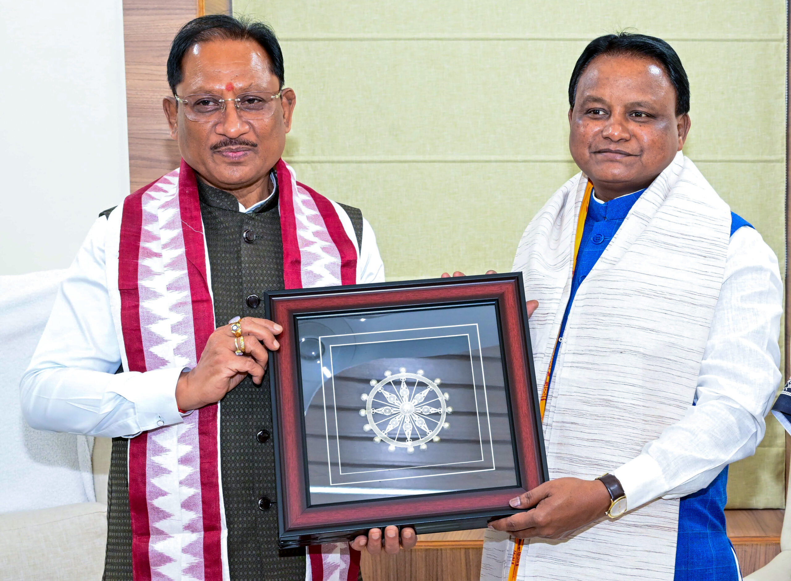 Bhubaneswar: CM Mohan Majhi meets CM Vishnu Sai #Gallery Bhubaneswar: CM Mohan Majhi meets CM Vishnu Sai #Gallery